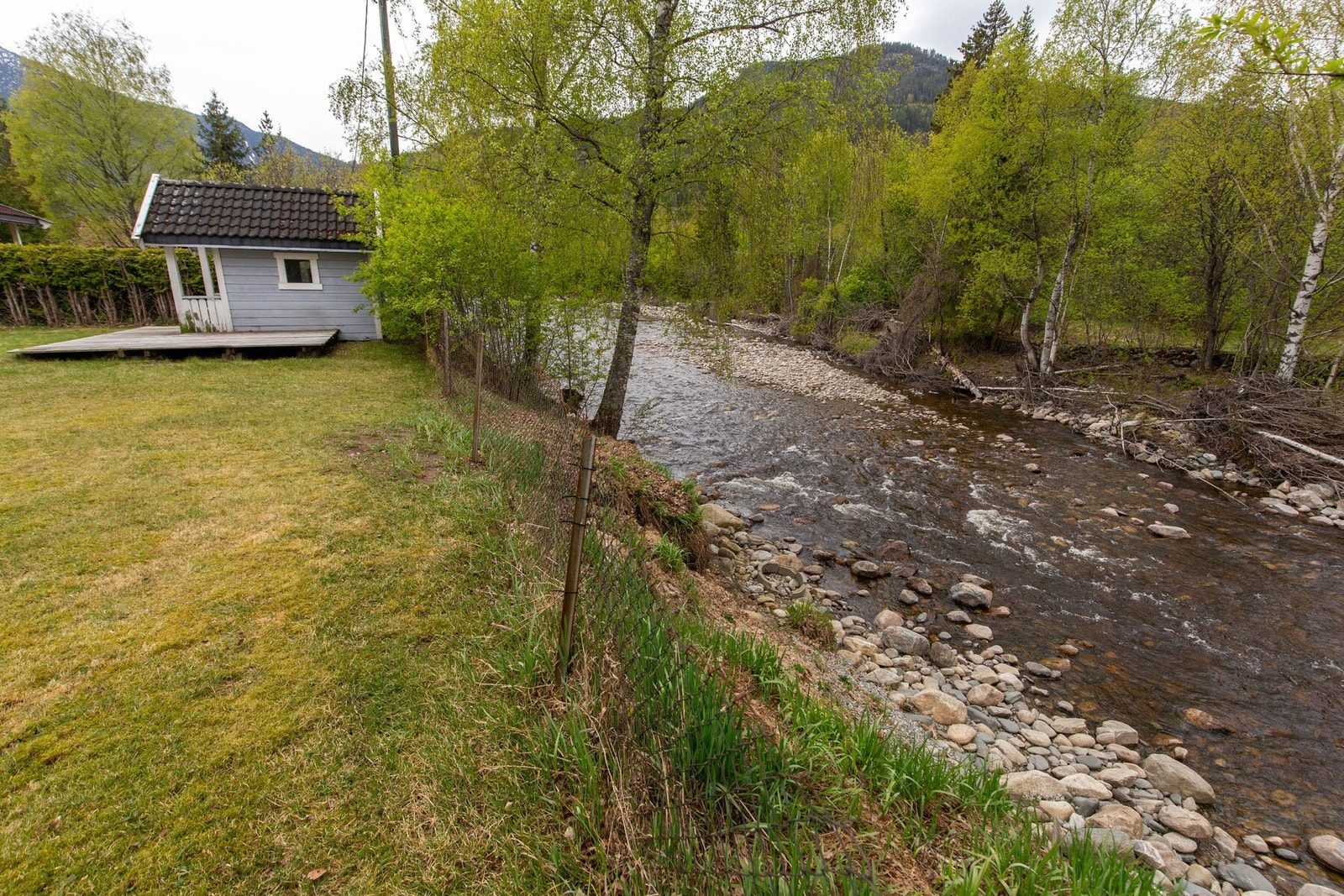 Elva går forbi tomten og det pågår reguleringsarbeid "Flomsikring Rukkedøla". Se vedlegg til salgsoppgave. Galleribilde