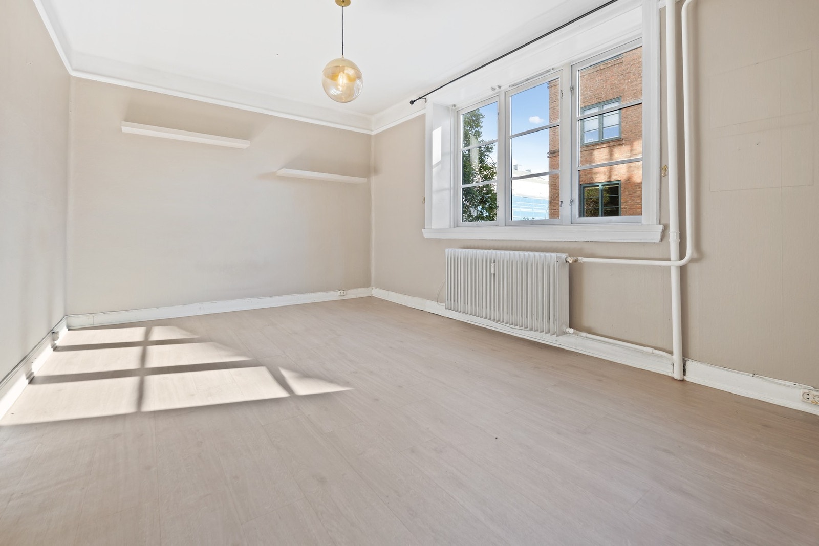 Hjørneleilighet med lysinnslipp fra to sider. Her fra stuen Galleribilde