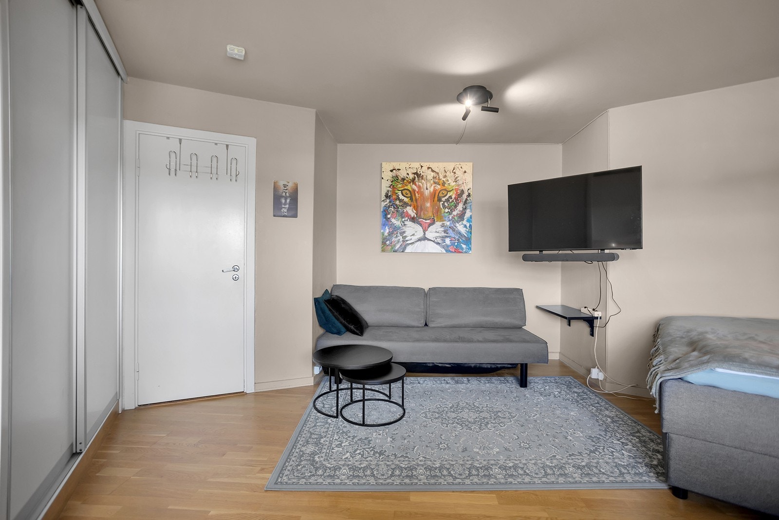 Det er også plass til sofa i innhuk i vegg Galleribilde