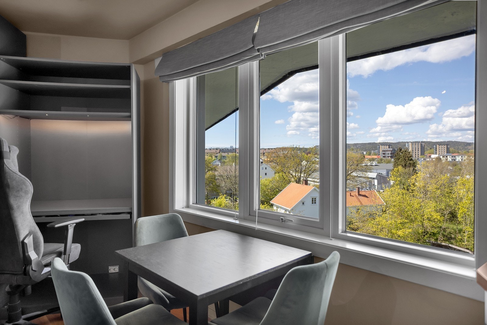 Fra 7.Etasje kommer man over tretoppene og har flott utsikt fra spisebordet Galleribilde
