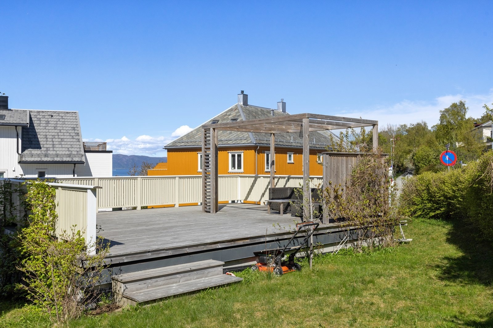 På taket av garasjebygget til sameiet er det laget en stor platting med pergola. Det er pr dags dato den andre seksjonen som bruker og vedlikeholder denne, men man kan kjøpe seg inn i bruk og vedlikehold om ønskelig. Galleribilde