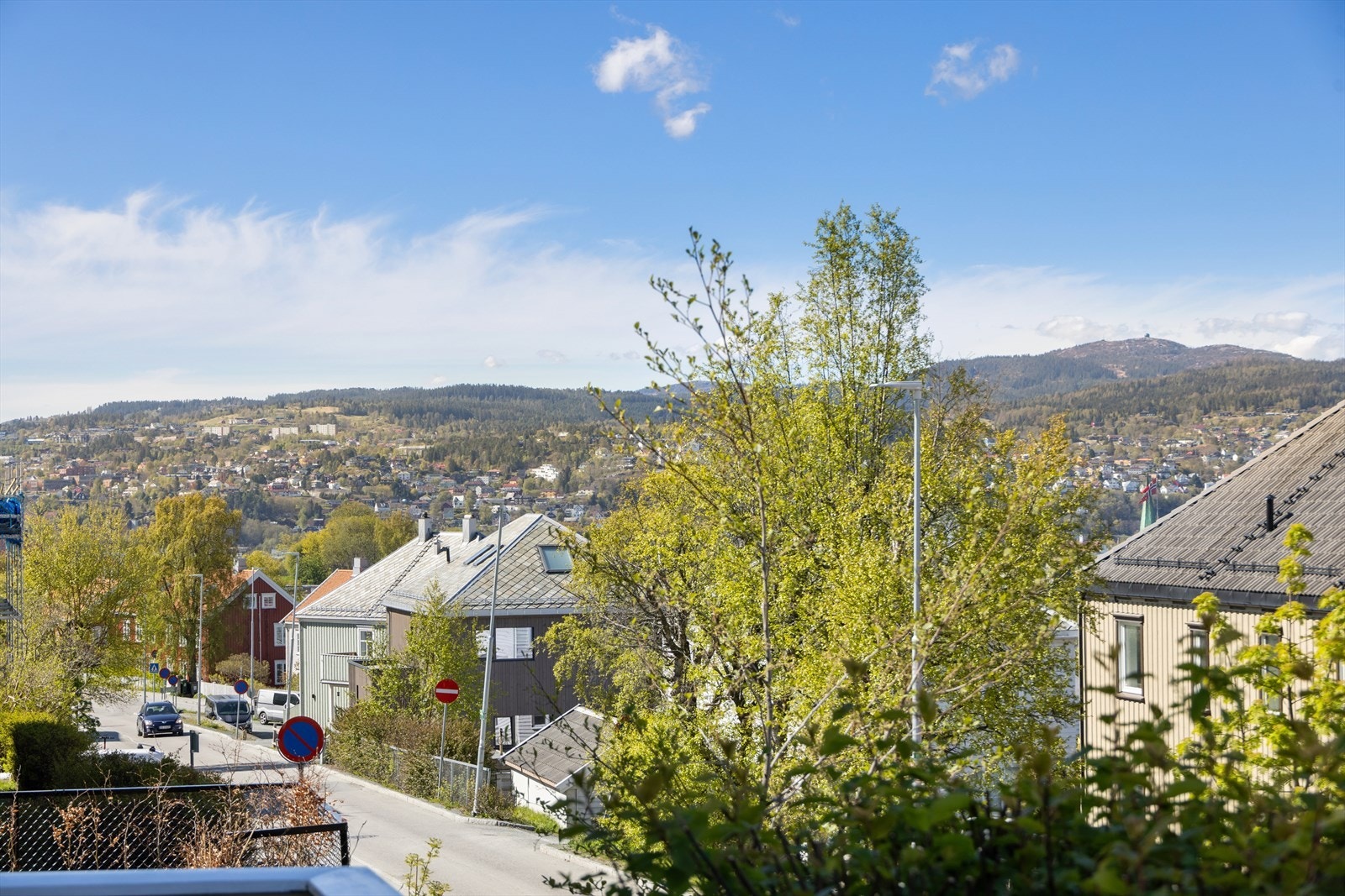 Flott utsikt fra verandaen i retning Byåsen. Galleribilde