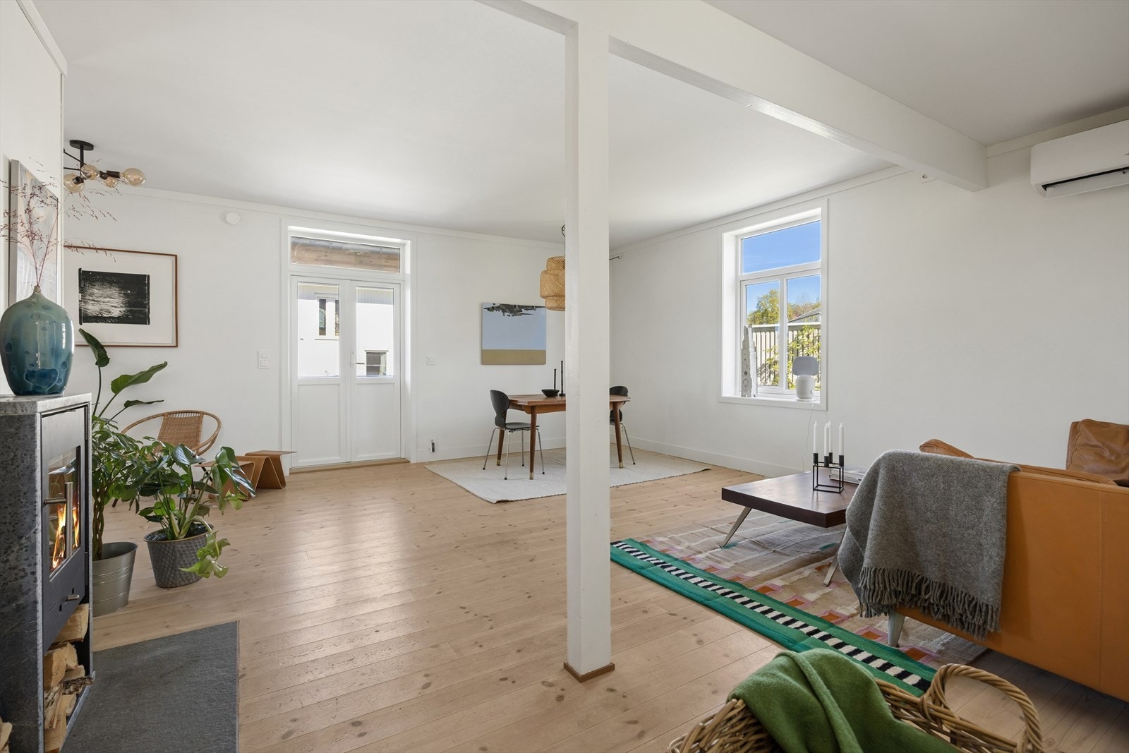 Det er doble dører ut til verandaen som kan skilte med både ettermiddags- og kveldssol. Galleribilde