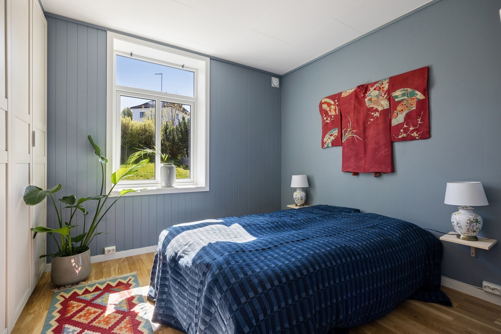 Dette soverommet er 10 kvm vender i likhet med det andre inn mot hagen. Galleribilde