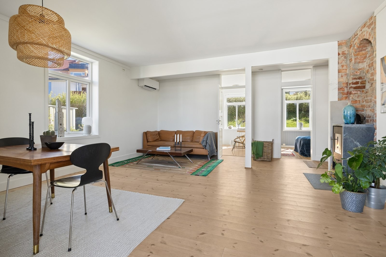 Det er både varmepumpe og vedovn i leiligheten. I tillegg er alle vinduer skiftet i nyere tid samt det er foretatt etterisolering. Dette ser man blant annet på de brede vinduspostene. Galleribilde
