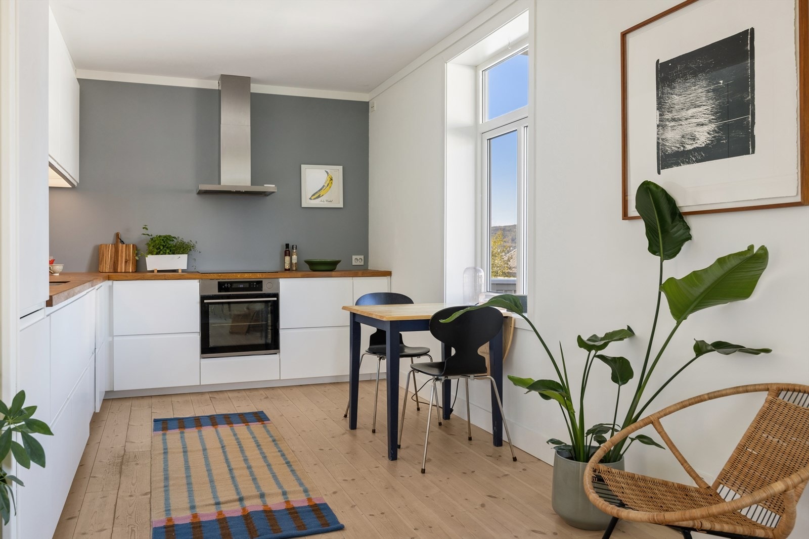 Kjøkkeninnredningen har heltre benkeplater. Legg også merke til den heldekkende ledbelysningen under overskapene. Denne har trådløs styring. Galleribilde