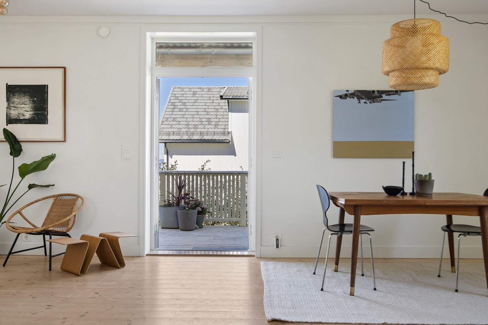 Dobbeldørene ut til den romslige verandaen som har delvis tett tak over seg. Galleribilde