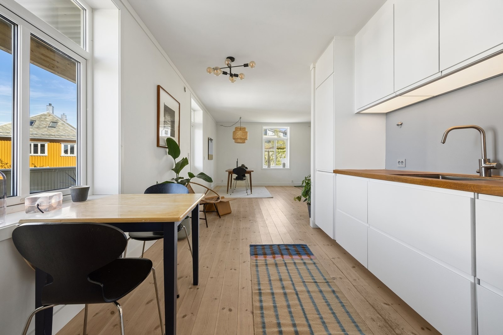 Heltregulvet er "varmt" og behagelig og bryter fint mot de øvrige lyse overflatene. Galleribilde