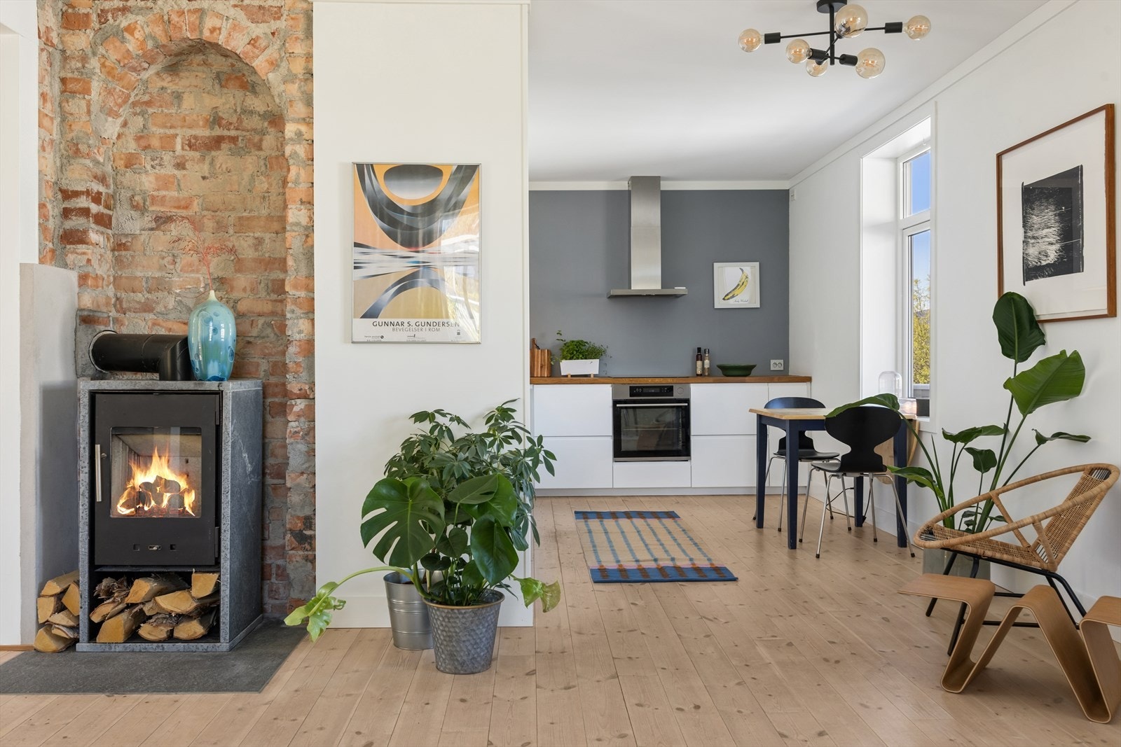 Hele leiligheten ble pusset opp i 2020 og det er lagt ned en betydelig investering i dette. Det er utelukkende benyttet fagfolk der dette har vært påkrevd. Galleribilde