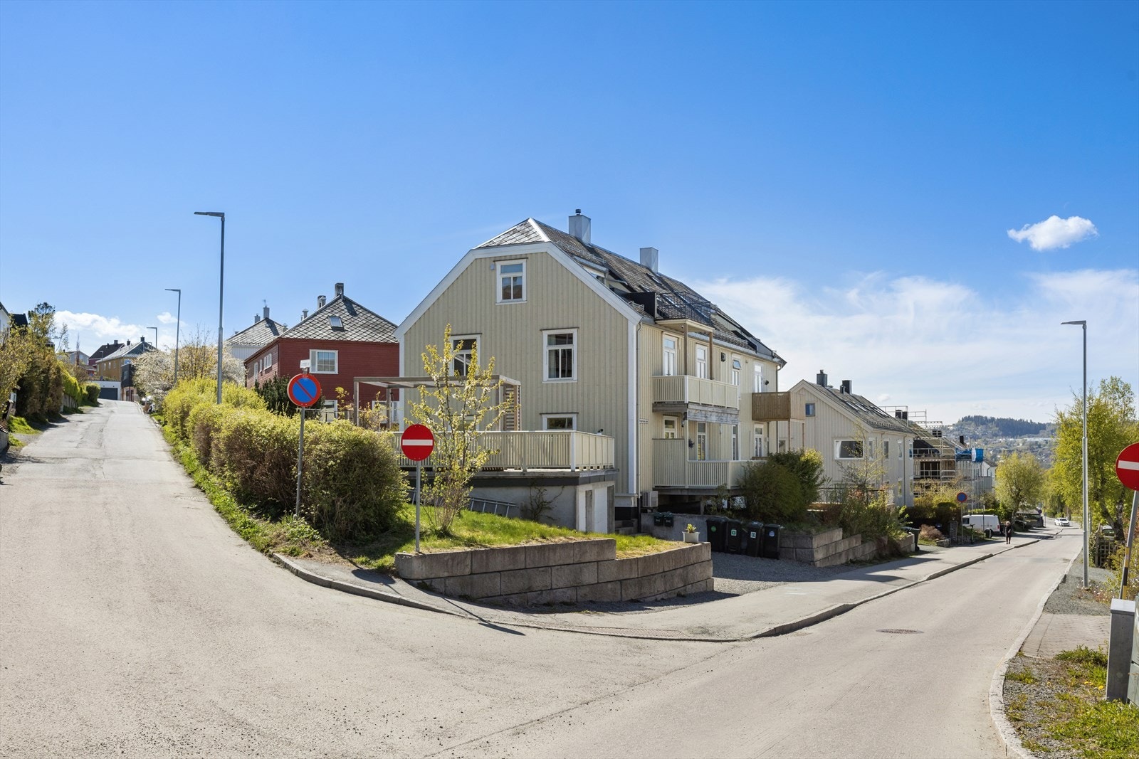 Leiligheten ligger i 1. etasje og har i tillegg egen garasjeplass rett ved siden av. Det er også 2 store boder i kjelleren. Galleribilde