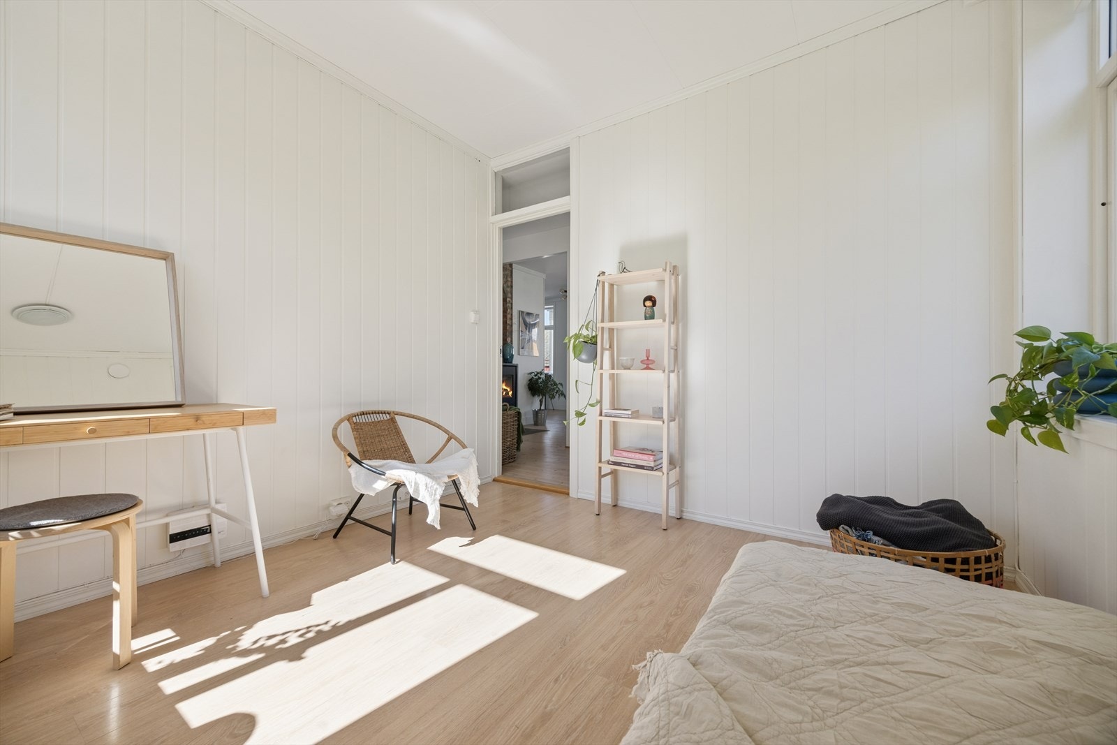 Begge soverommene har glassfelt over dørene som gir gjennomlysning til stuen. Galleribilde