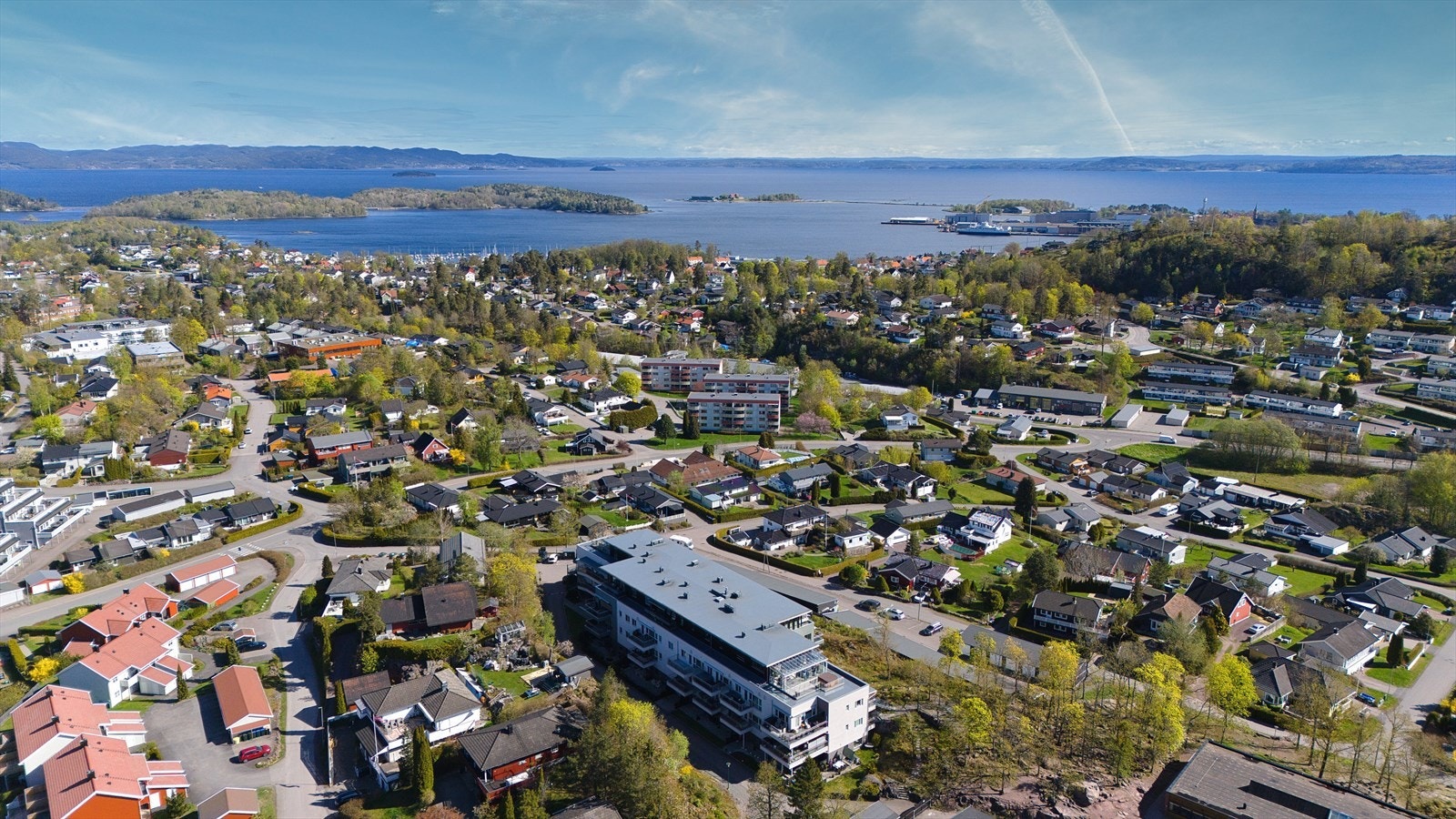Nærmiljøet oppleves som rolig og trygt, samtidig som det er kort vei til det man trenger i hverdagen. Det er gangavstand til busstopp, og både dagligvarebutikk, butikker og andre tjenester er lett tilgjengelig. Galleribilde