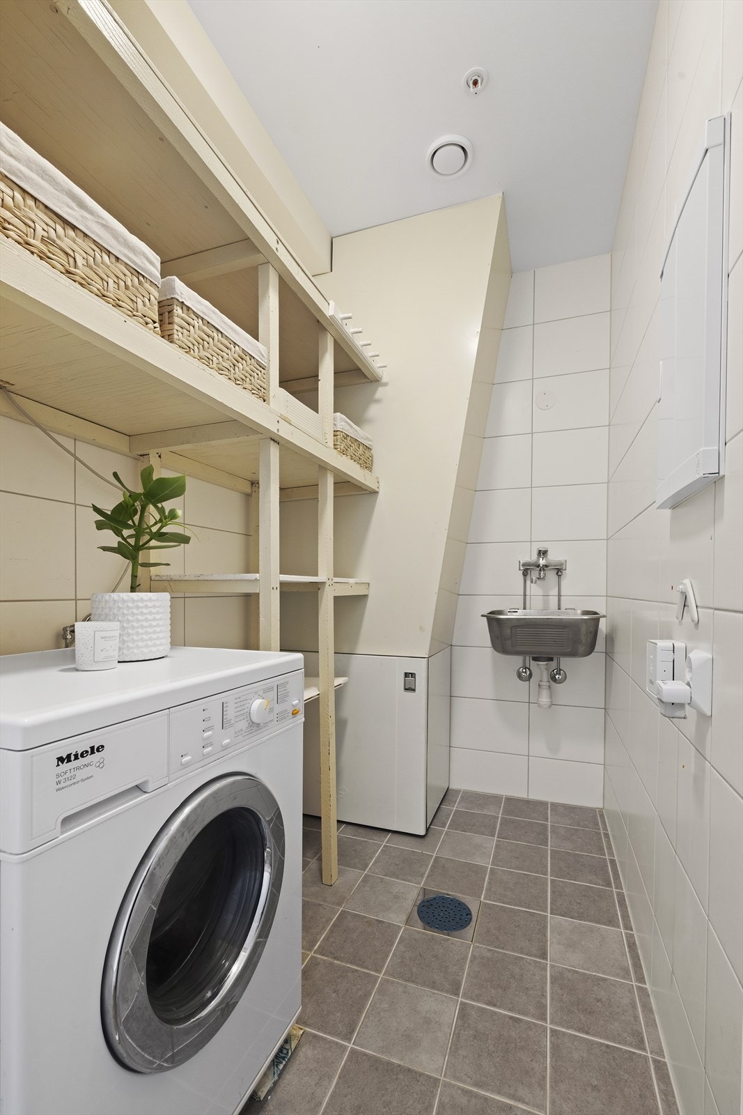 I tillegg har leiligheten et svært praktisk, eget vaskerom med skyllekar og opplegg for vaskemaskin. Galleribilde