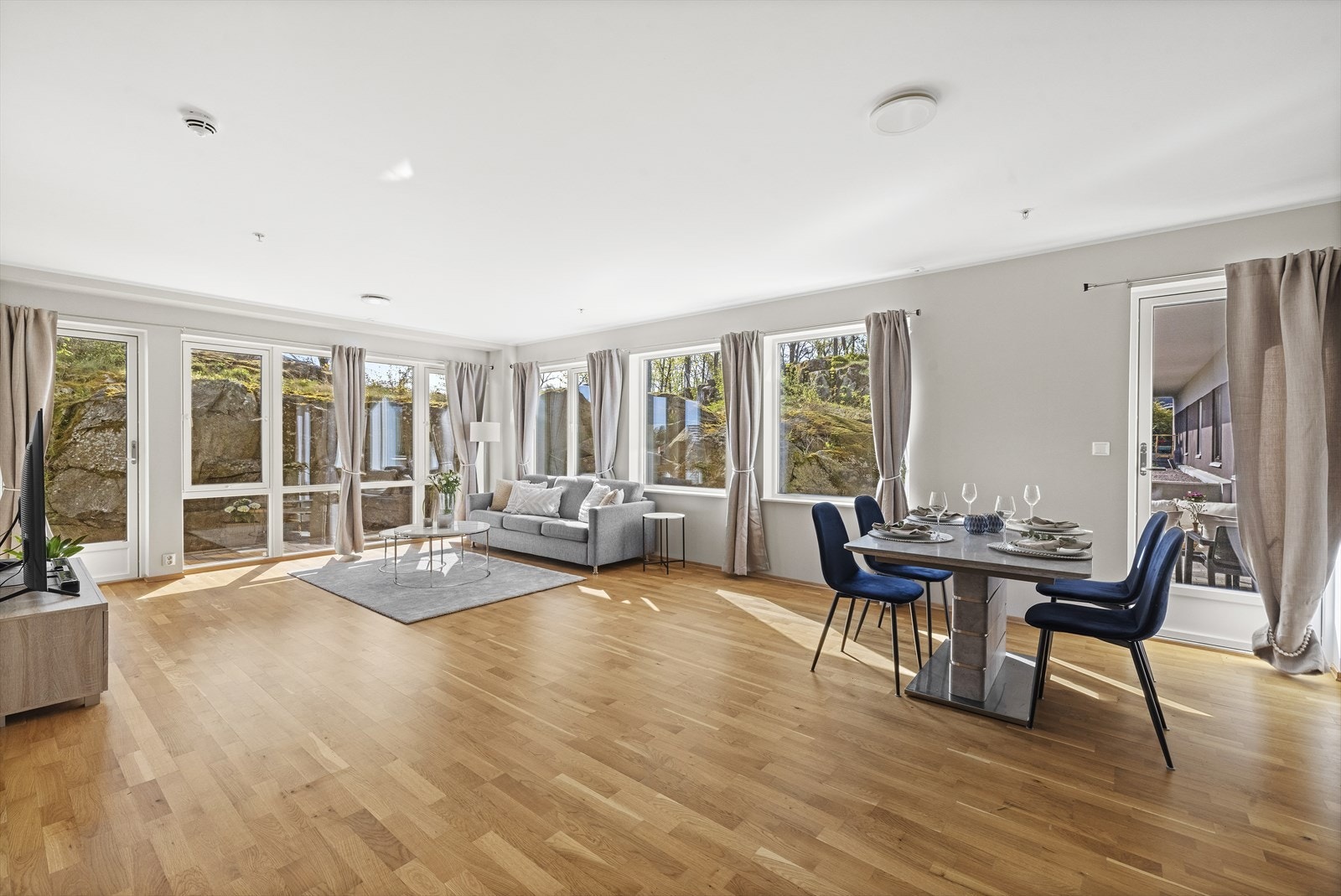 Leiligheten har også en flott og lettstelt markterrasse med utgang fra stuen. Galleribilde
