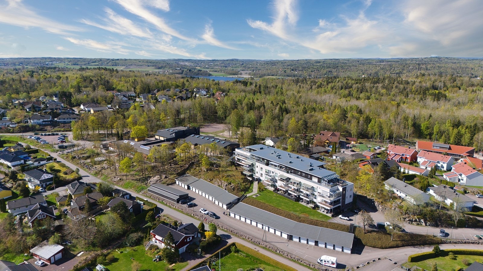 Nabolaget består hovedsakelig av godt etablerte og godt voksne, men det er også flere barnefamilier i området. Det gir en fin blanding av stabilitet, trygghet og et hyggelig bomiljø. Galleribilde