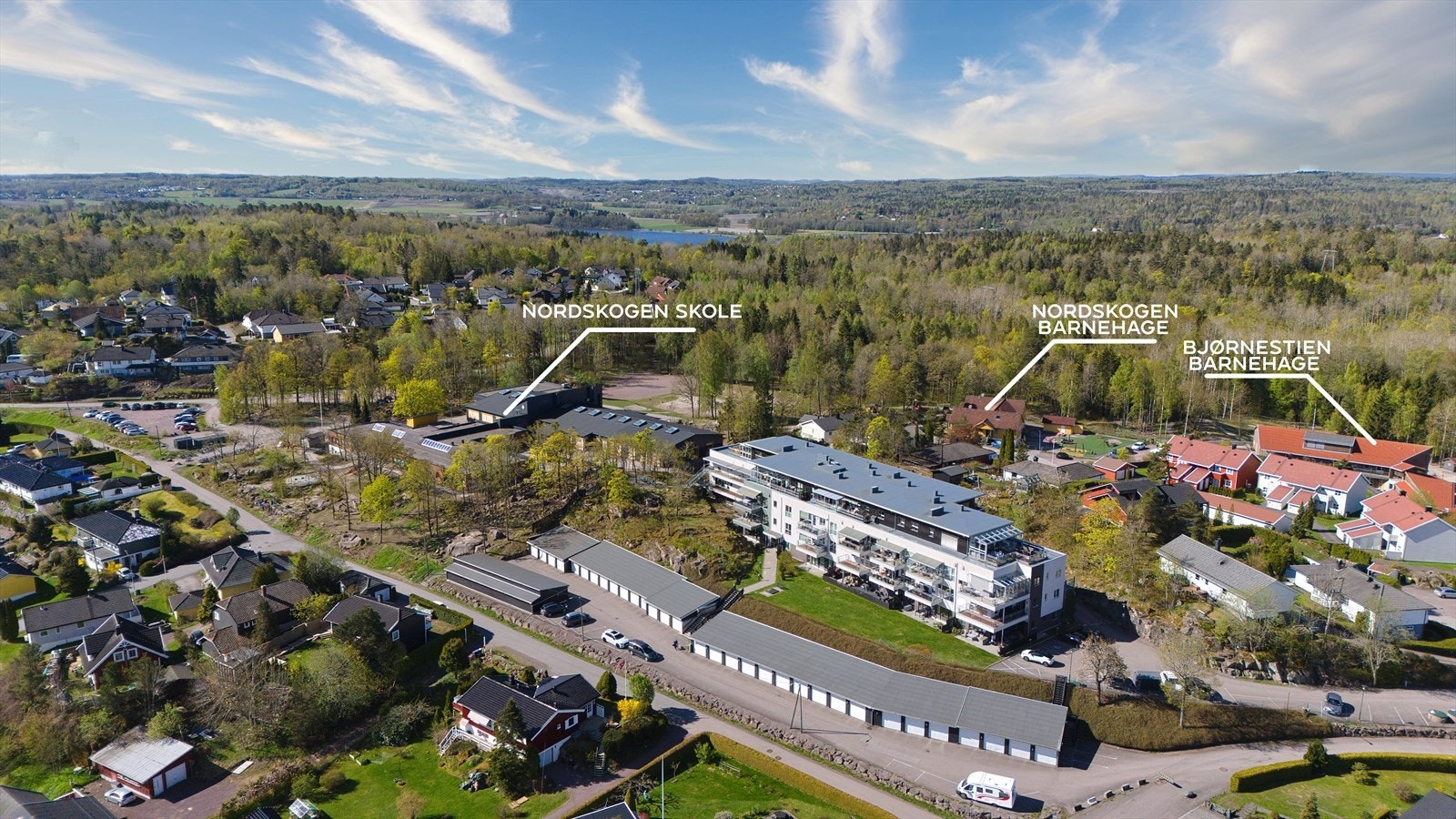 Eiendommen er beliggende i Holtandalen som er et etablert og barnevennlig boligområde med kort vei til barnehage, skoler og kollektivtransport. Galleribilde
