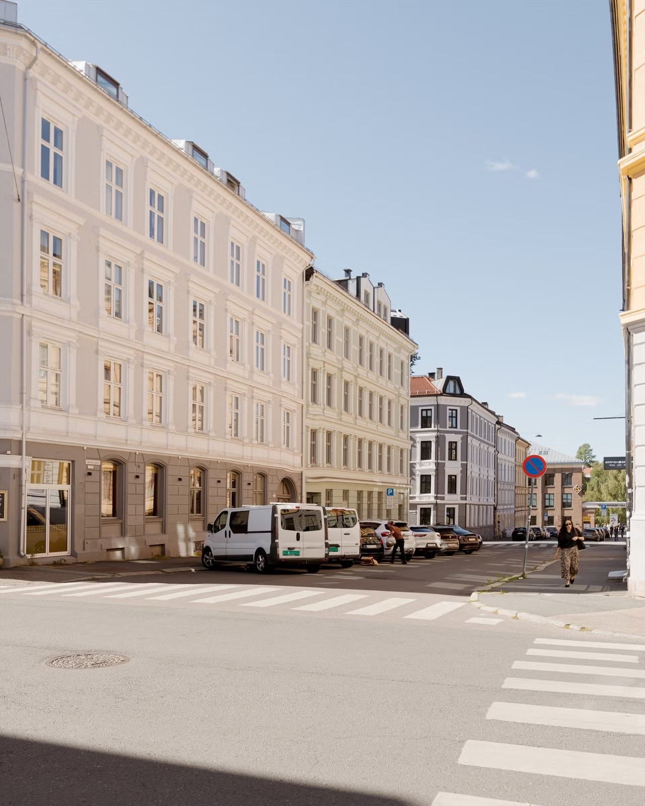 Fra leiligheten er det kort vei til alt av fasiliteter, offentlig kommunikasjon og flere populære parker Galleribilde