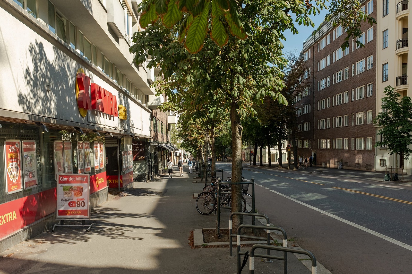 Flere dagligvareforretninger i nærområdet, her Coop Extra Gimle som ligger i samme bygg Galleribilde