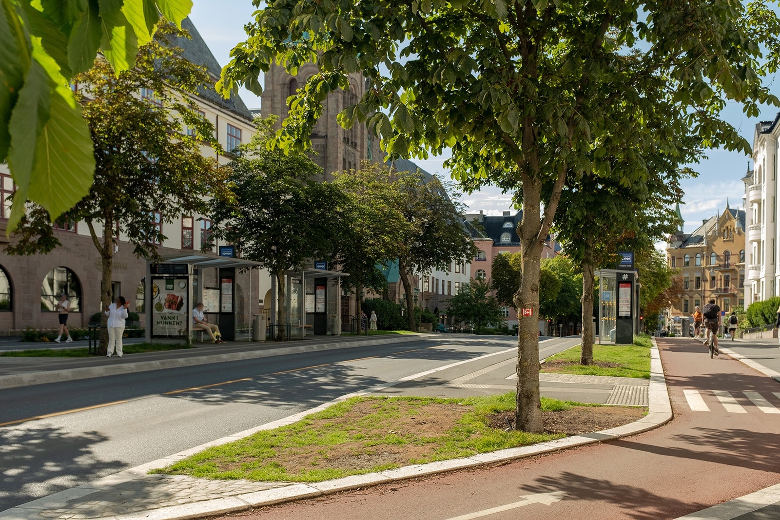 Kort vei til samtlige kollektivmuligheter, herunder buss, trikk, t-bane og tog Galleribilde