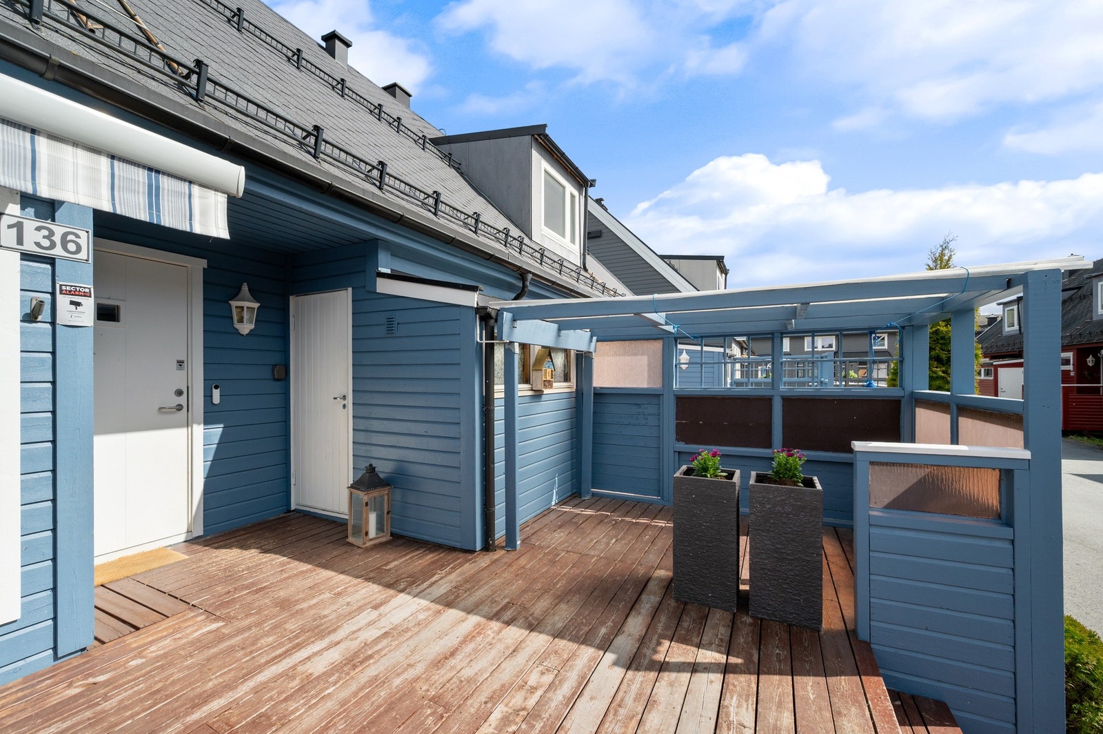 Sørvendt terrasse med god plass til utemøbler. Galleribilde