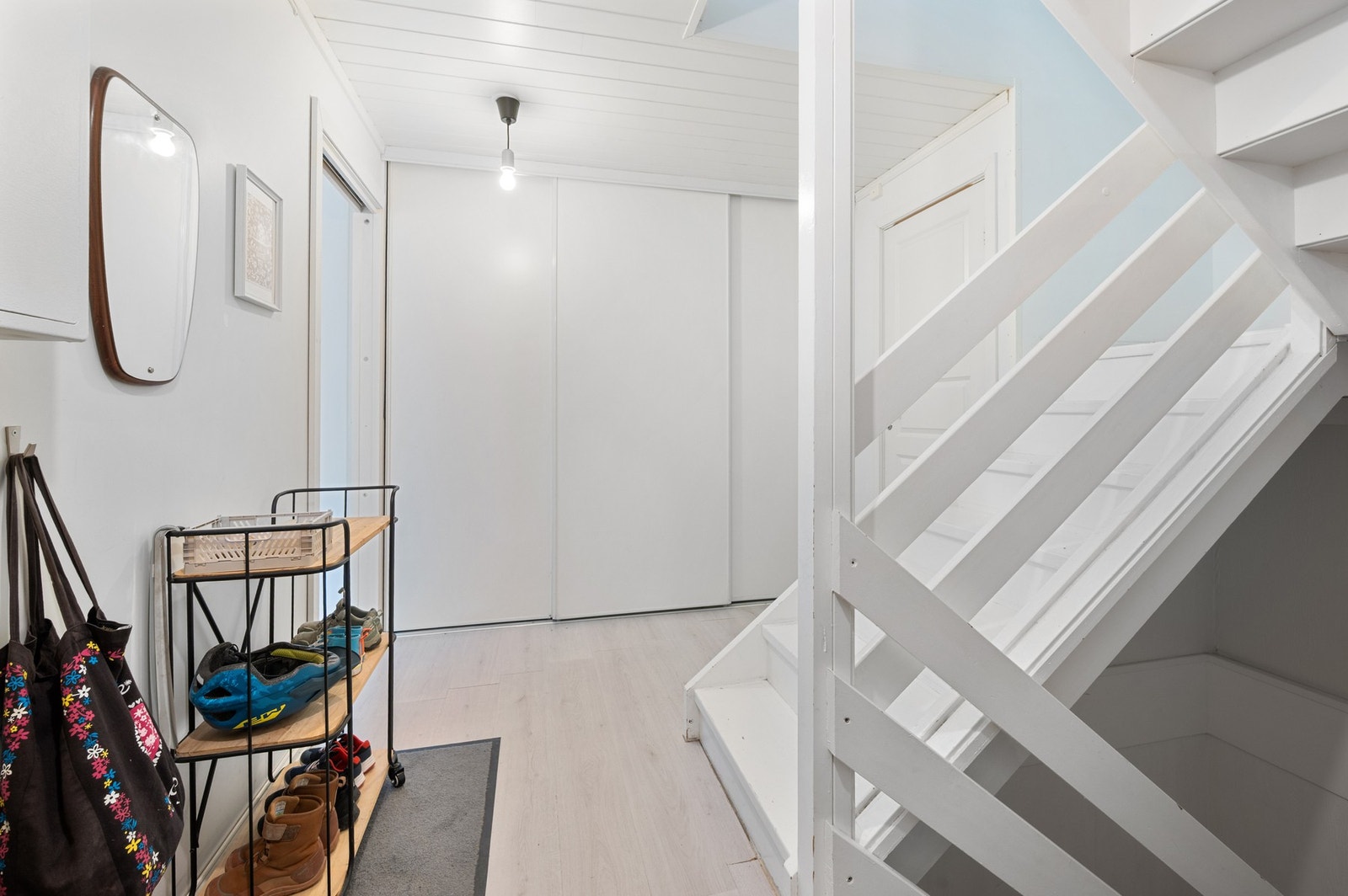 Stor skyvedørsgarderobe i gangen. Galleribilde