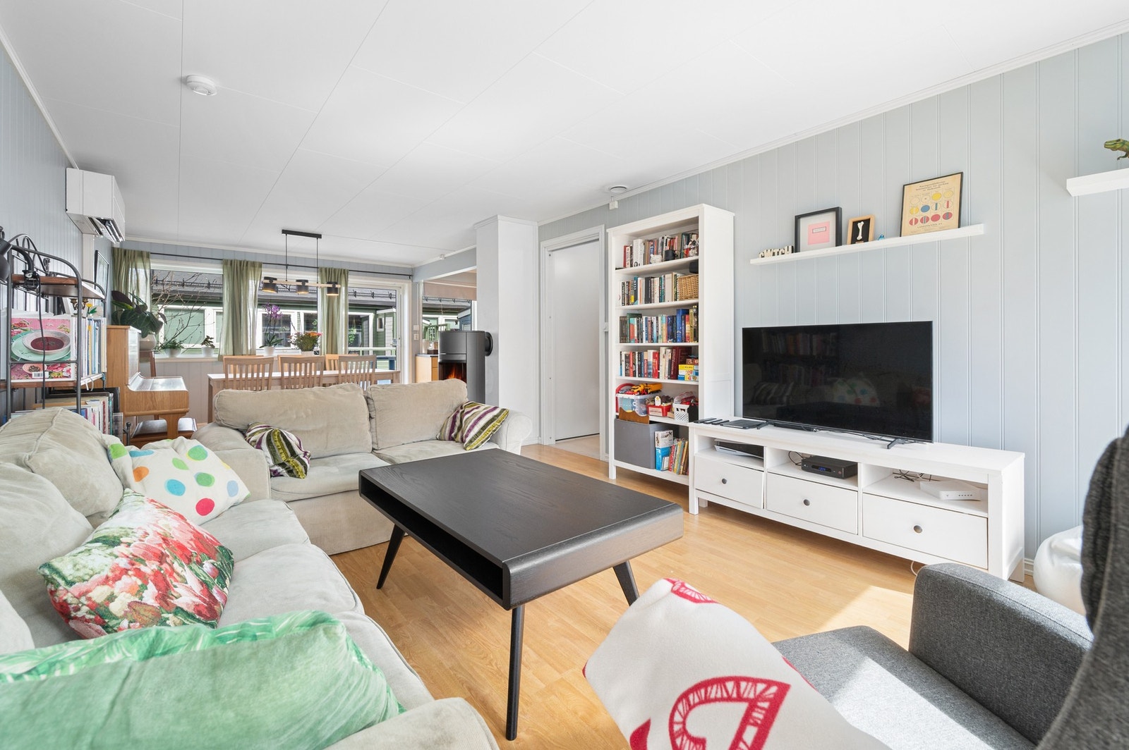 Lys og flott stue med god plass til både sofagruppe og spisebord. Galleribilde