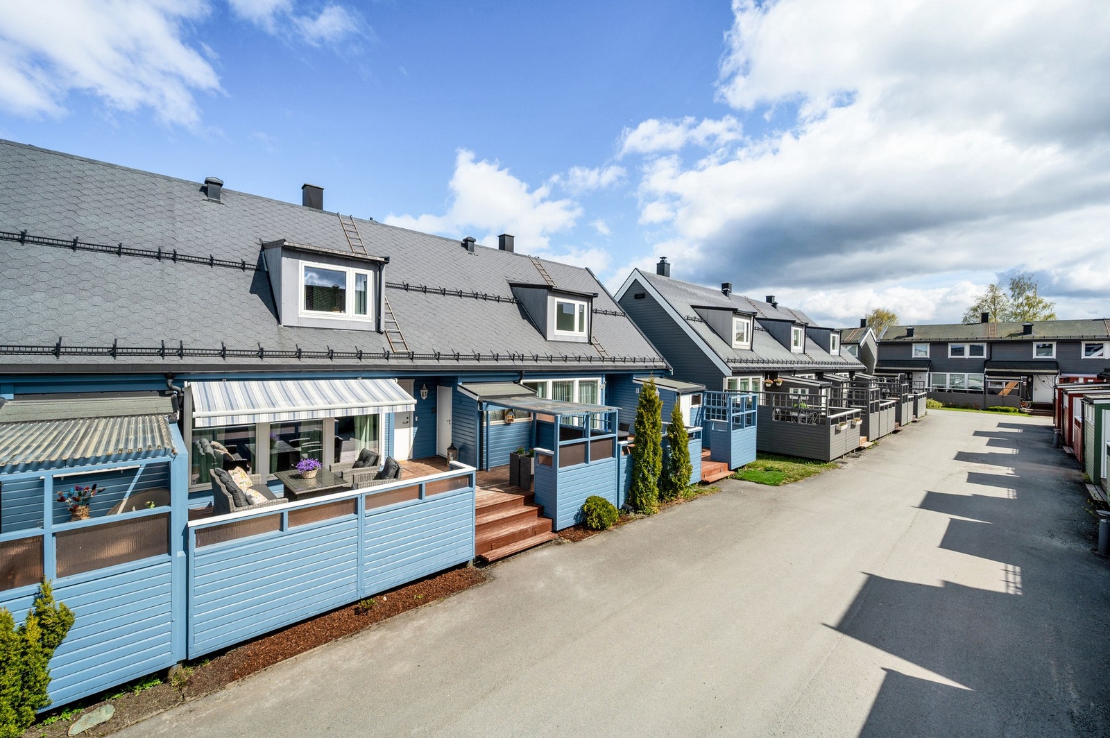 Boligen har en fin beliggenhet i feltet, med både lekeplass og fotballbane i nærheten samt kort vei til alle servicefunksjoner på Tiller. Galleribilde