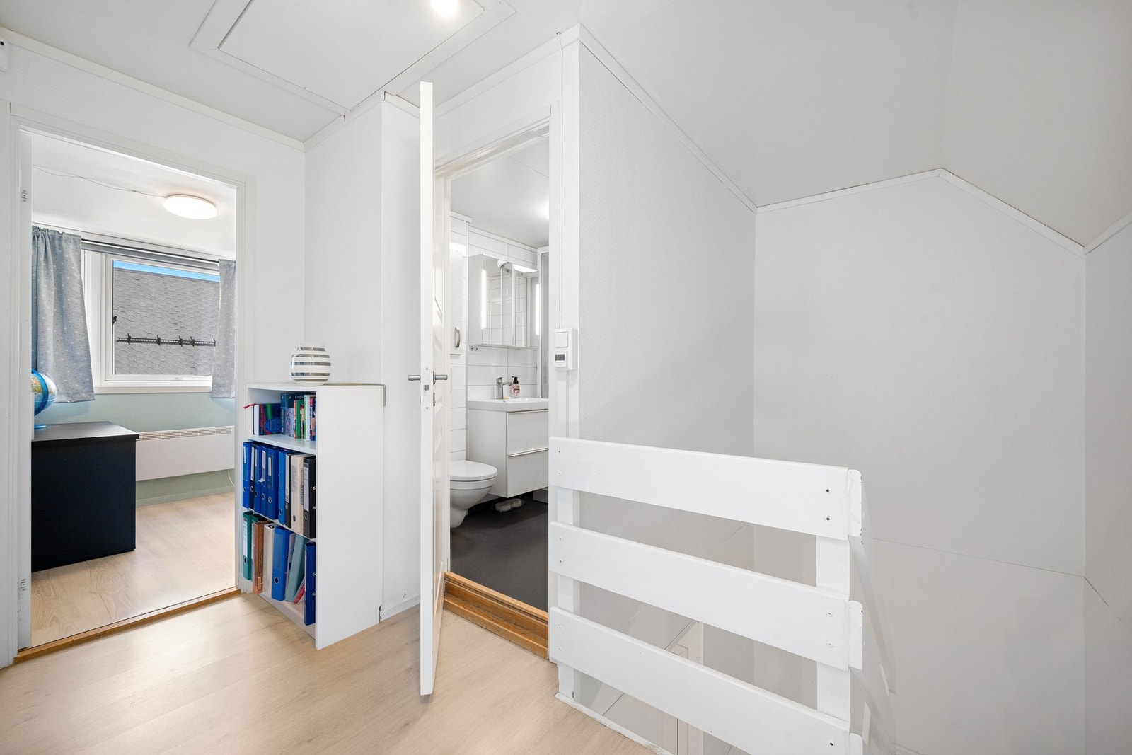 Det er godt med lagringsplass med lagring på kaldloft og kneloft. Galleribilde