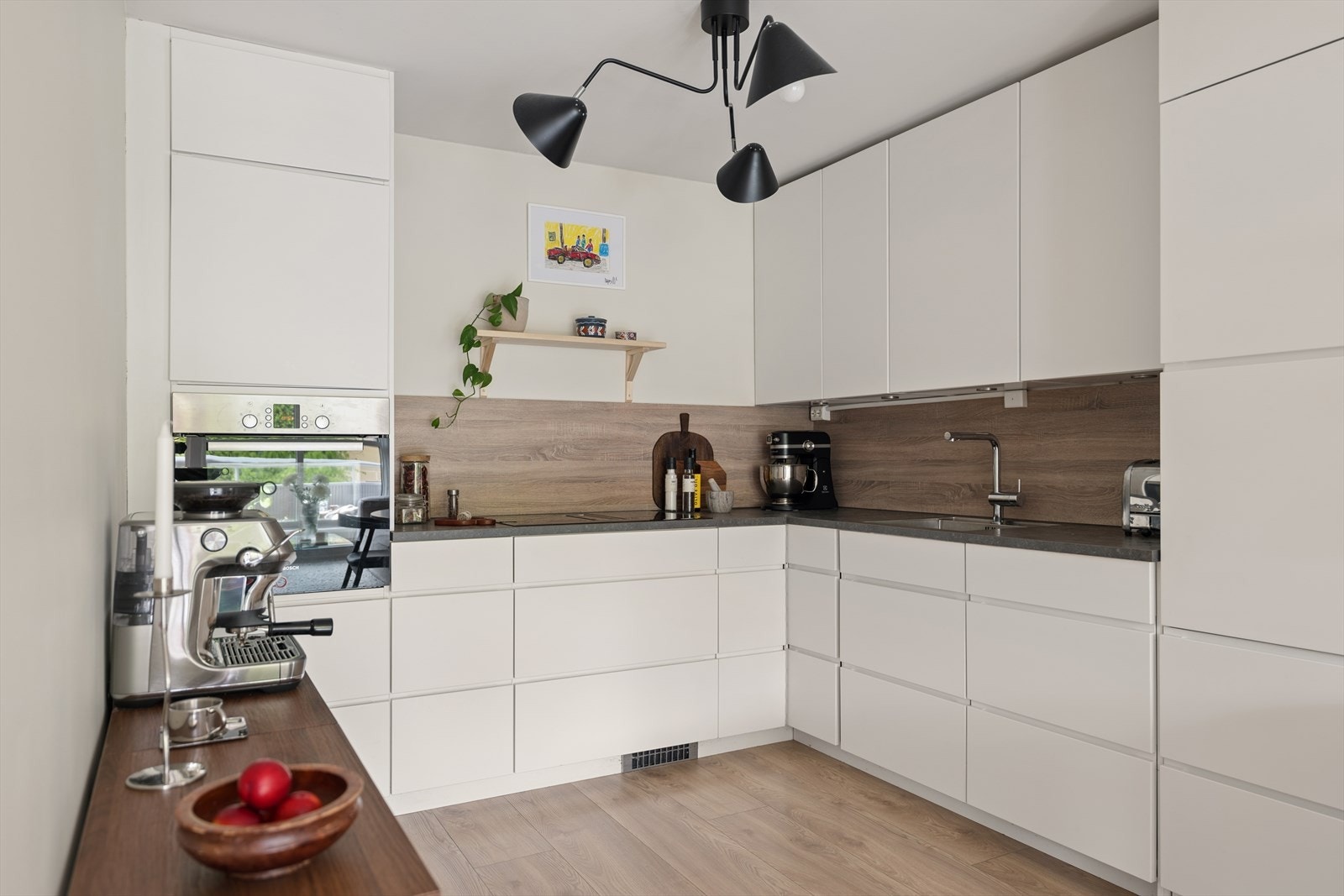 Det er også installert vannstoppsystem for økt trygghet. Kjøkkenventilator er smart nedfelt i koketoppen med kullfilter, noe som gir et rent og minimalistisk preg. Galleribilde