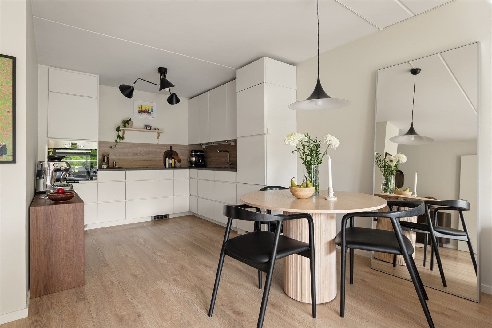 Stilrent og moderne kjøkken fra 2018 med glatte fronter som gir et tidløst og elegant uttrykk. Galleribilde