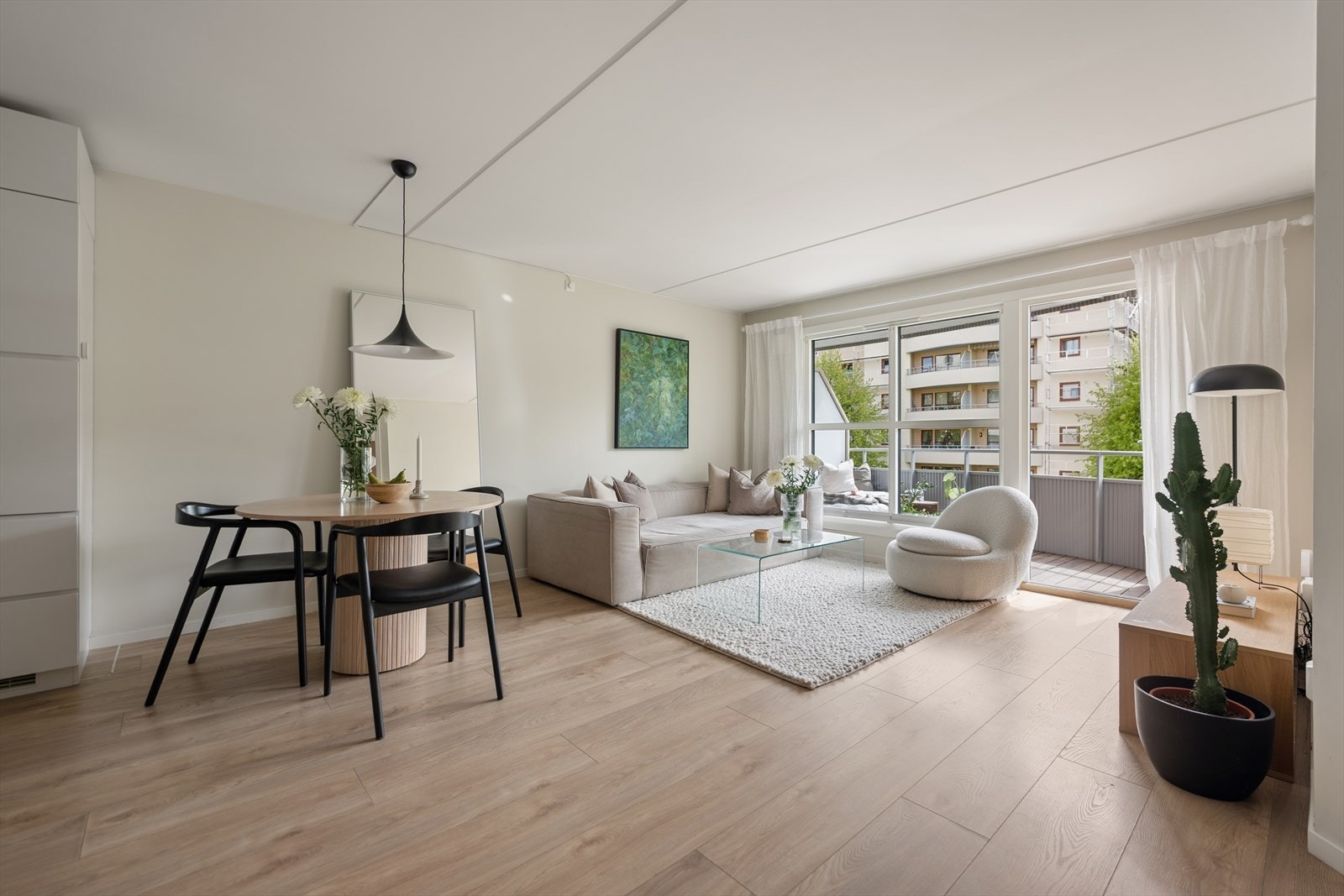 Stuen har en svært god planløsning med naturlige soner for både sofagruppe og spisebord, noe som gjør rommet både sosialt og funksjonelt. Galleribilde