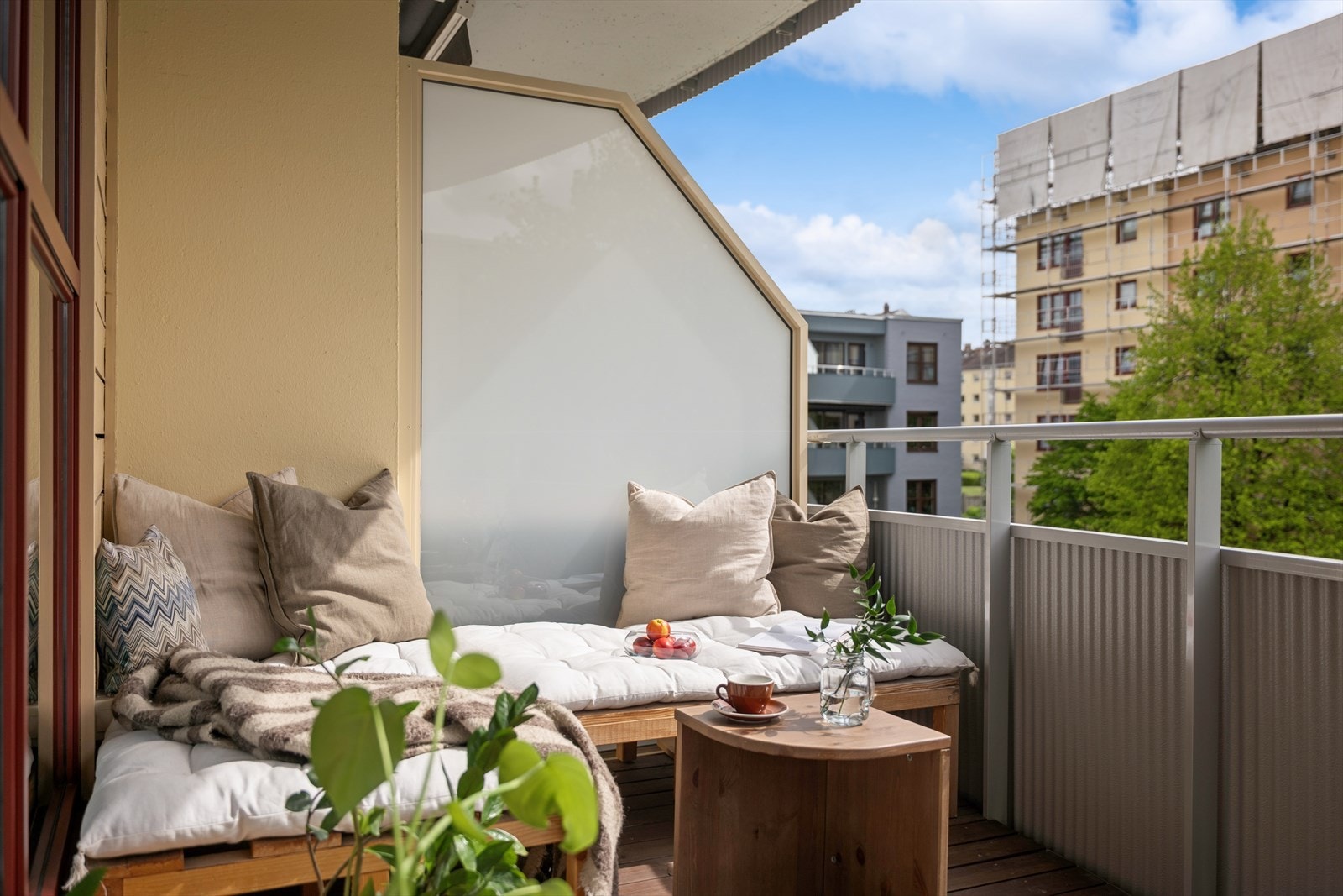 Her får du en fantastisk uteplass med god plass til både sittegruppe, planter og hyggelige sommermåltider. Galleribilde