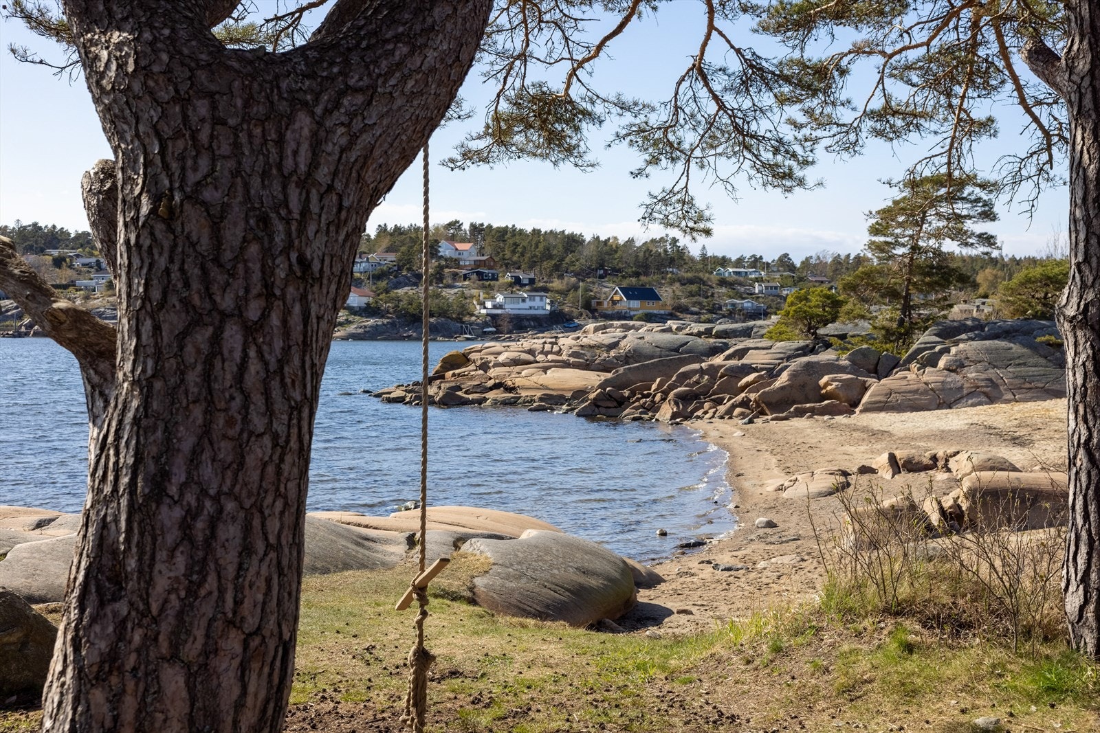 Faratangen byr på både sandstrender og vakre svaberg. Galleribilde