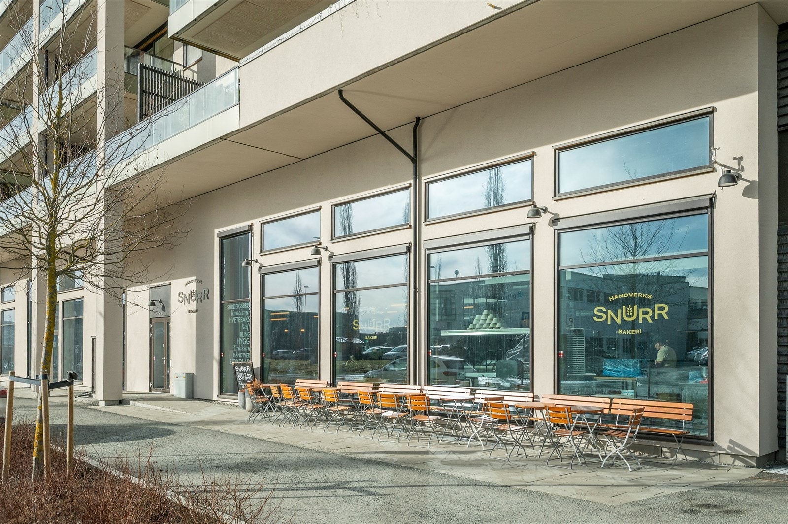 Rett under ligger bakeriet Snurr som byr på rikelig utvalg av bakevarer. Velkommen til visning! Galleribilde