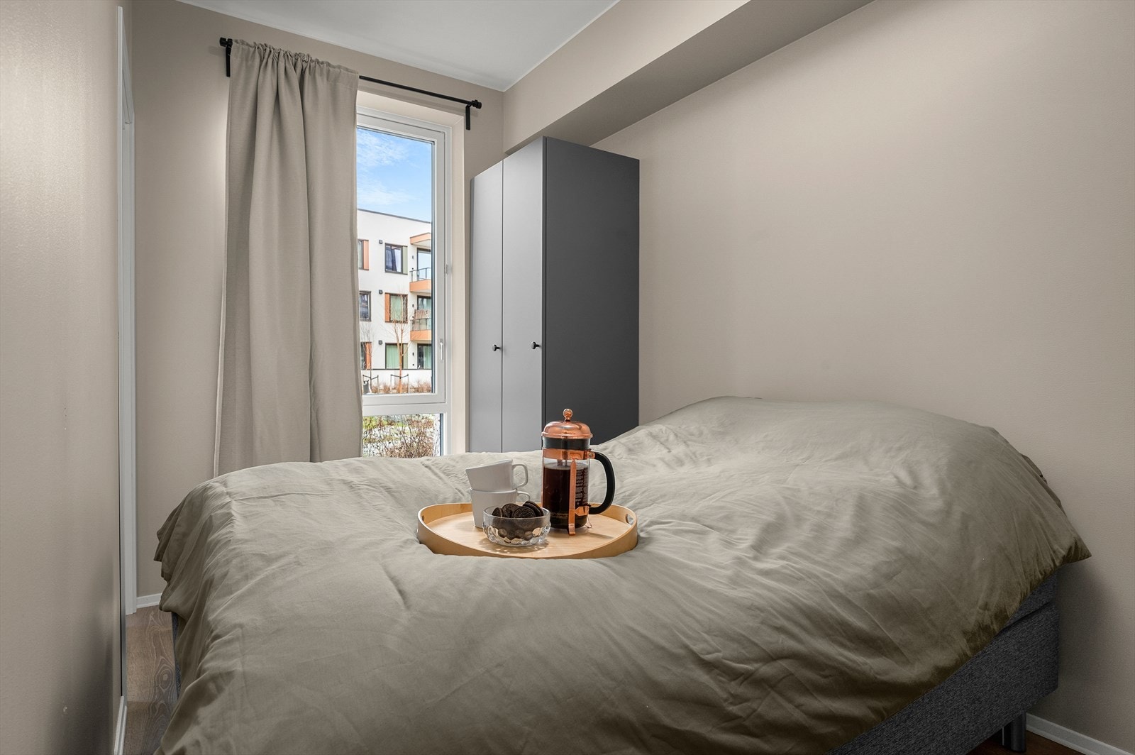 Leilighetens soverom måler 8 m² og har god plass til ønsket møblement. Galleribilde