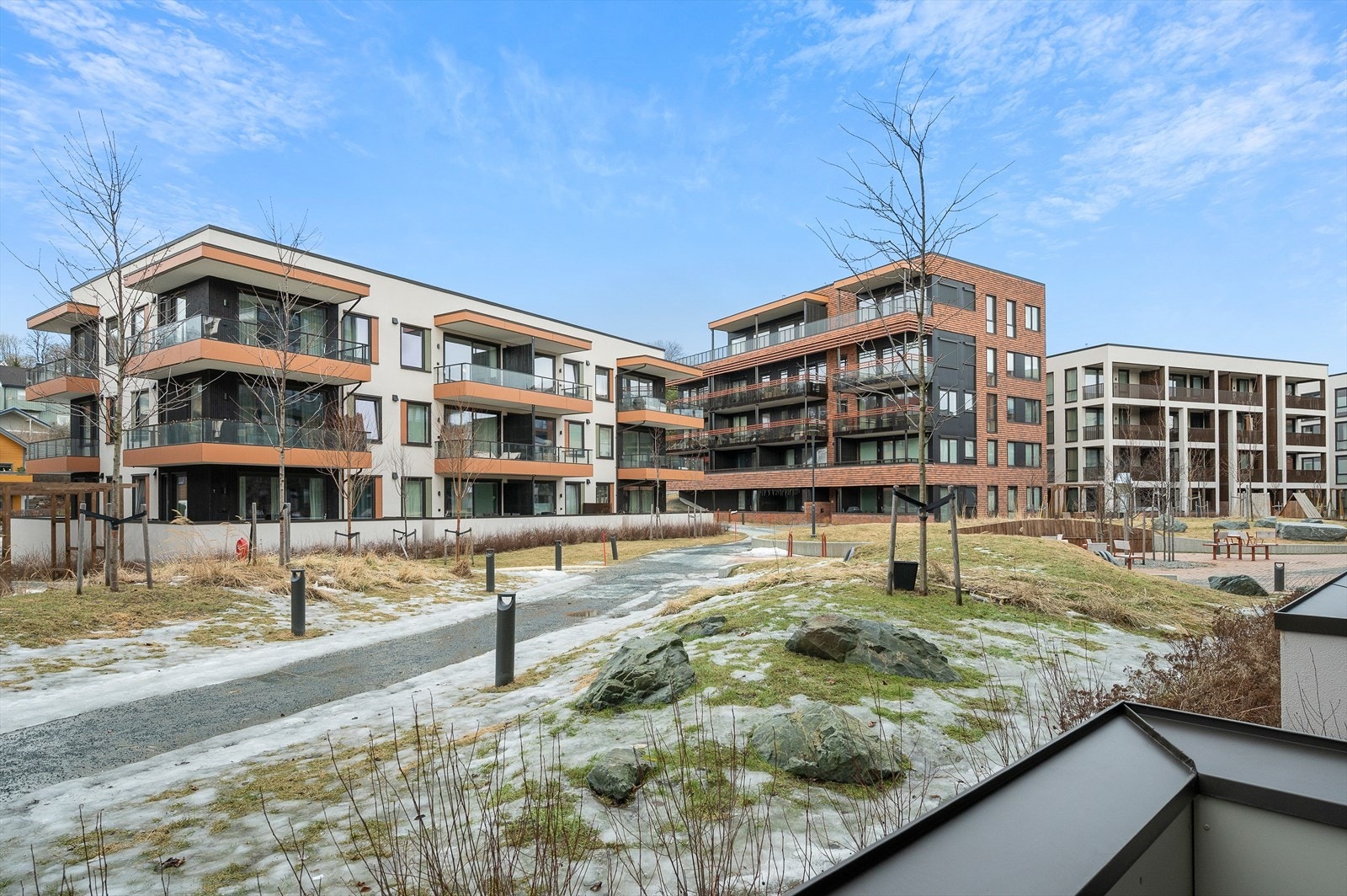 Området rundt boligen er pent opparbeidet med store grøntarealer og mange sitteplasser. Galleribilde