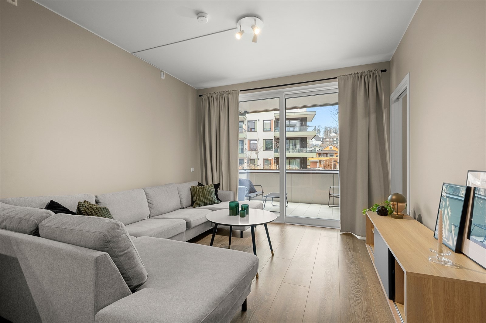 Stuen er lys og har rause vindusflater som bidrar til mye naturlig lysinnslipp. Galleribilde