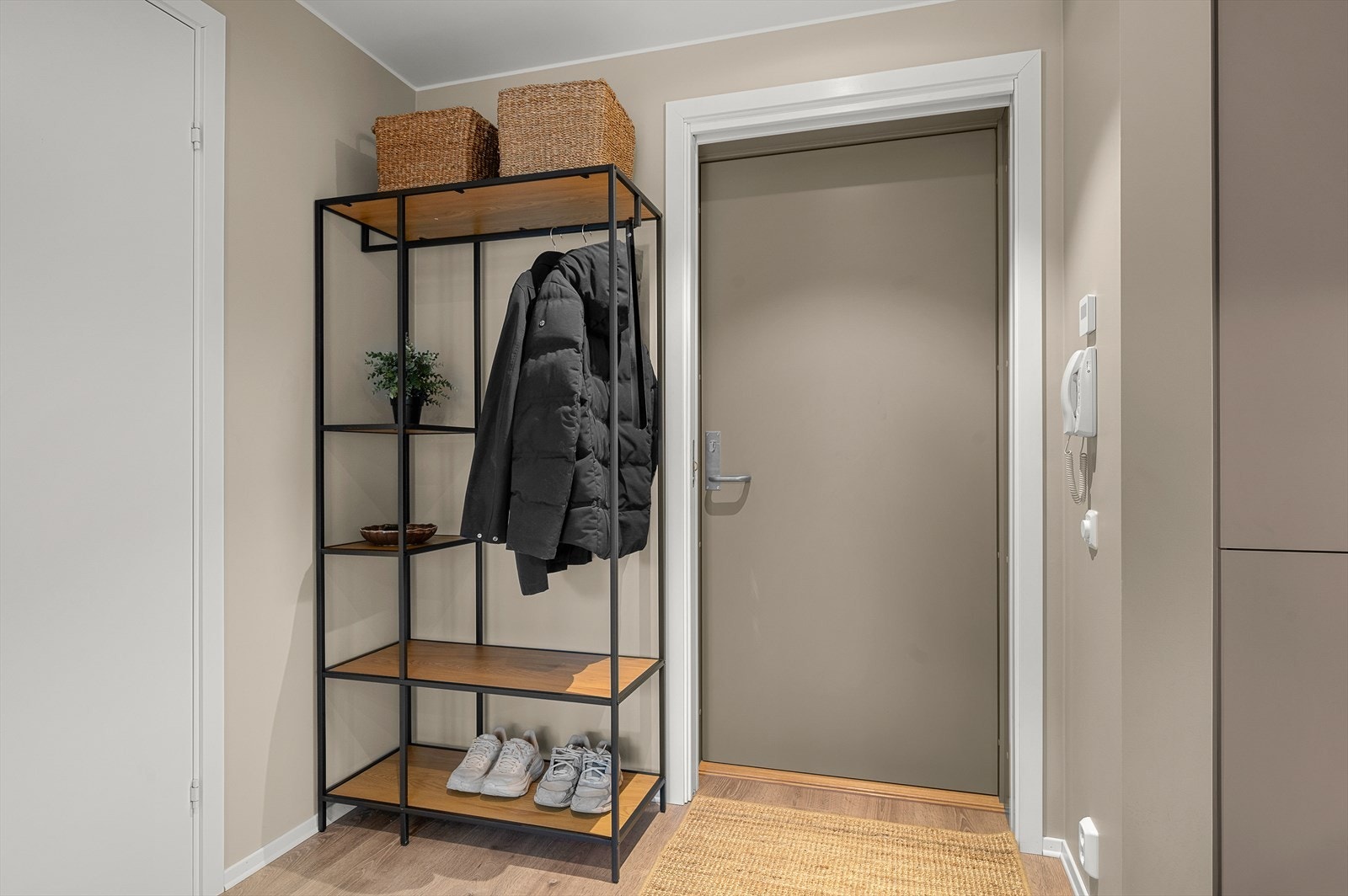 Boligen har en åpen og stilren entré med god plass til yttertøy. Galleribilde