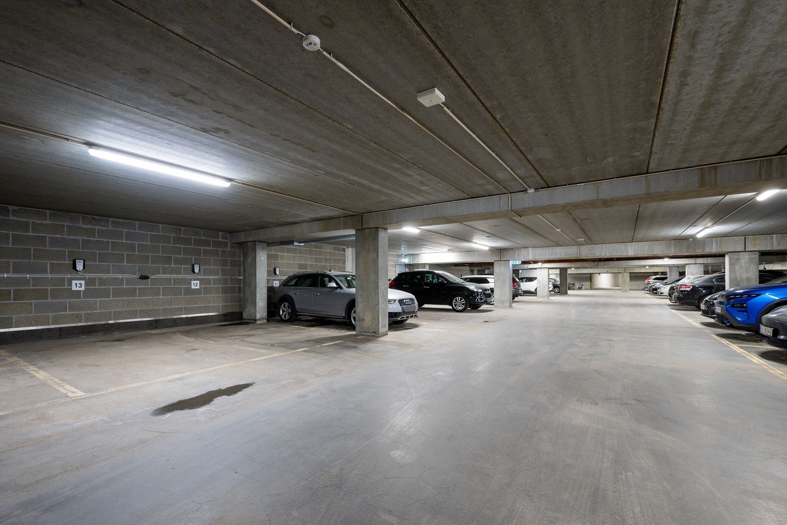 Leiligheten disponerer en garasjeplass med opplegg for el bil lader. Galleribilde
