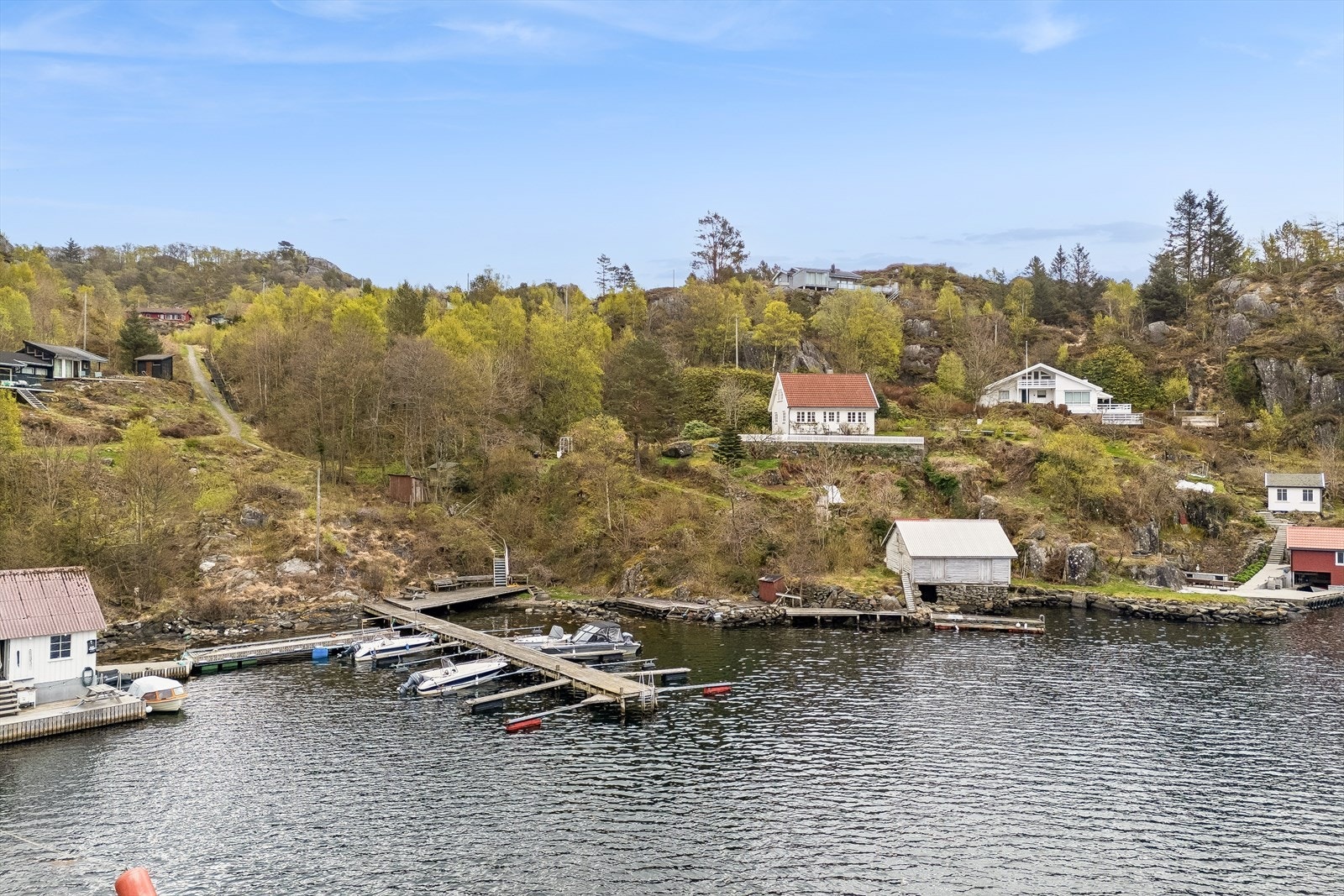 Bryggeanlegget like nedenfor hytten hvor nåværende eier har båtplass. Galleribilde