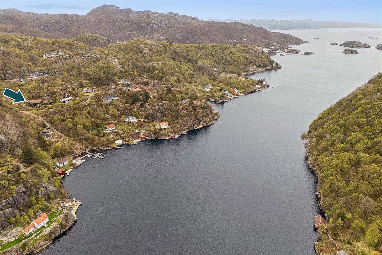 Fritidsboligen ligger på øya Hidra, en levende kystperle i Flekkefjords skjærgård. Galleribilde