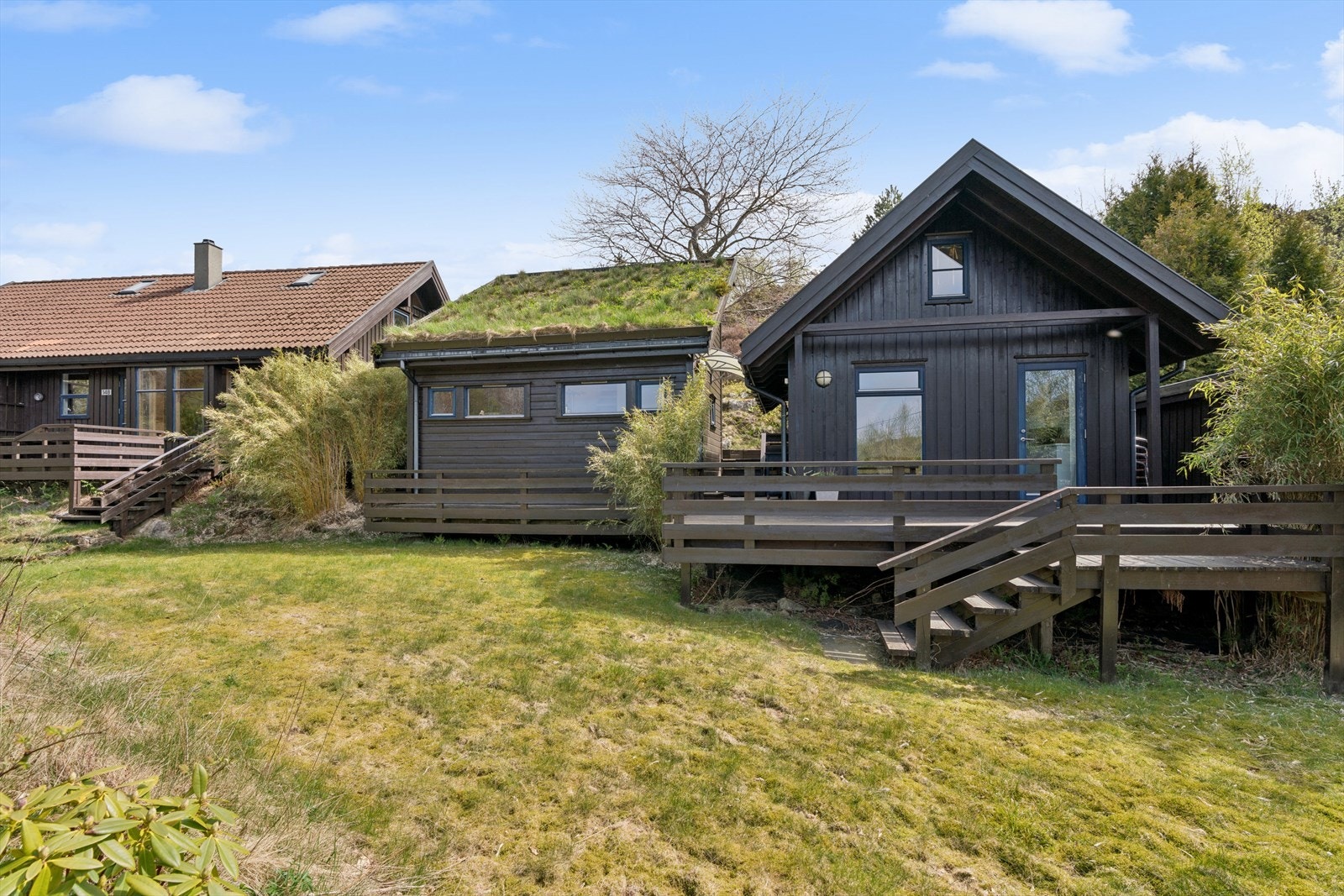 De to anneksene gir privatliv og fleksibilitet for overnattingsgjester. Det til høyre ble oppført i 2003(nr. 2) og det til venstre i 2010(nr. 1). Galleribilde