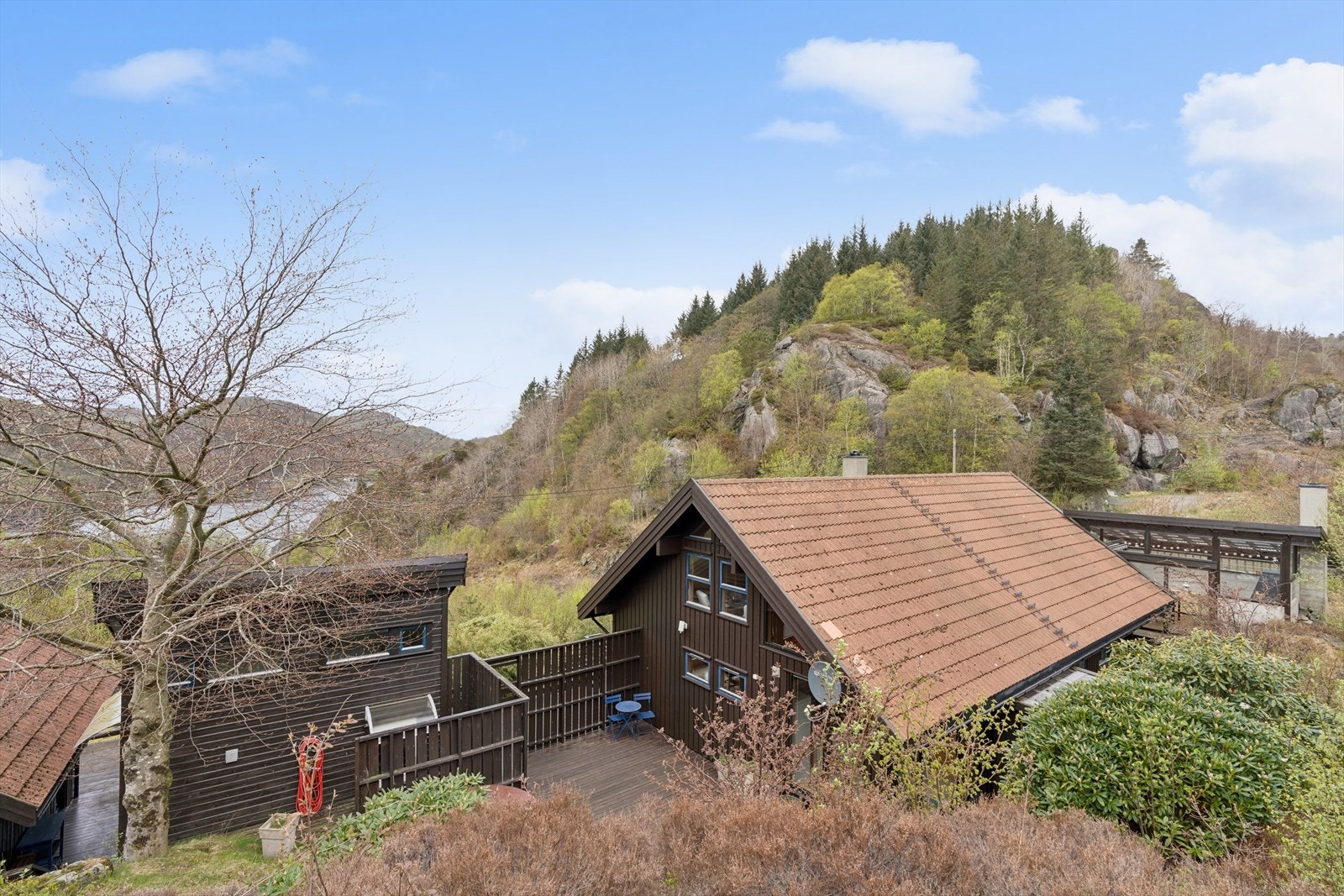 Eiendommen ligger usjenert til i et skrånende terreng, med byggegrunn hovedsakelig på fjell. Galleribilde