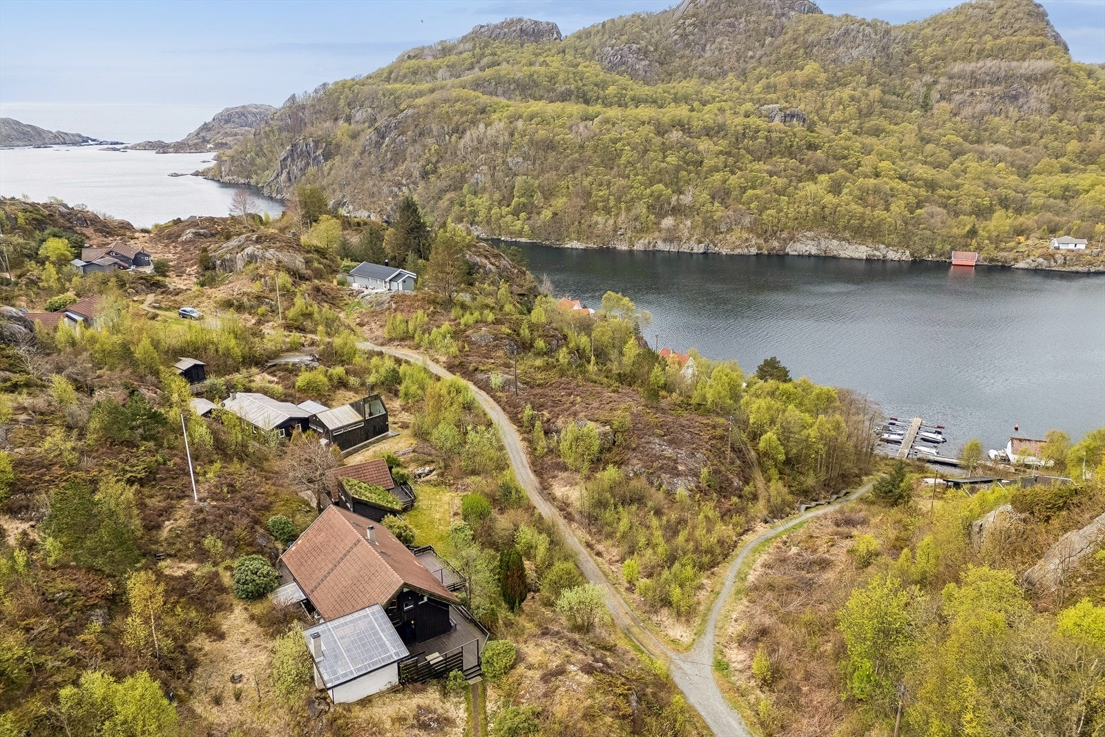 Med egen båtplass er veien kort ut til holmer og skjær for bading og fiske. Galleribilde