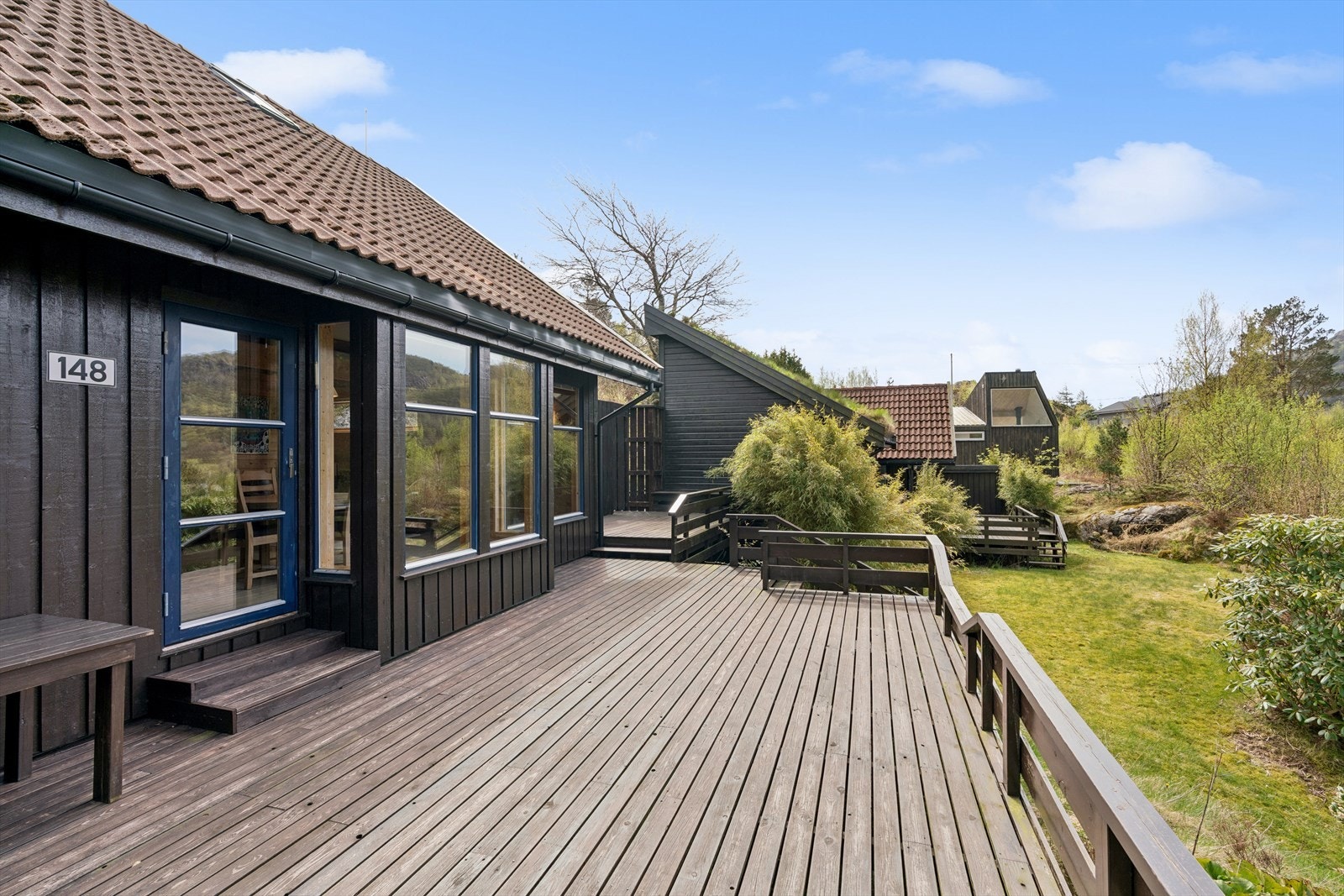 En romslig terrasse trekker seg rundt store deler av hytteeiendommen, perfekt for både avslapning og sosiale sammenkomster. Galleribilde