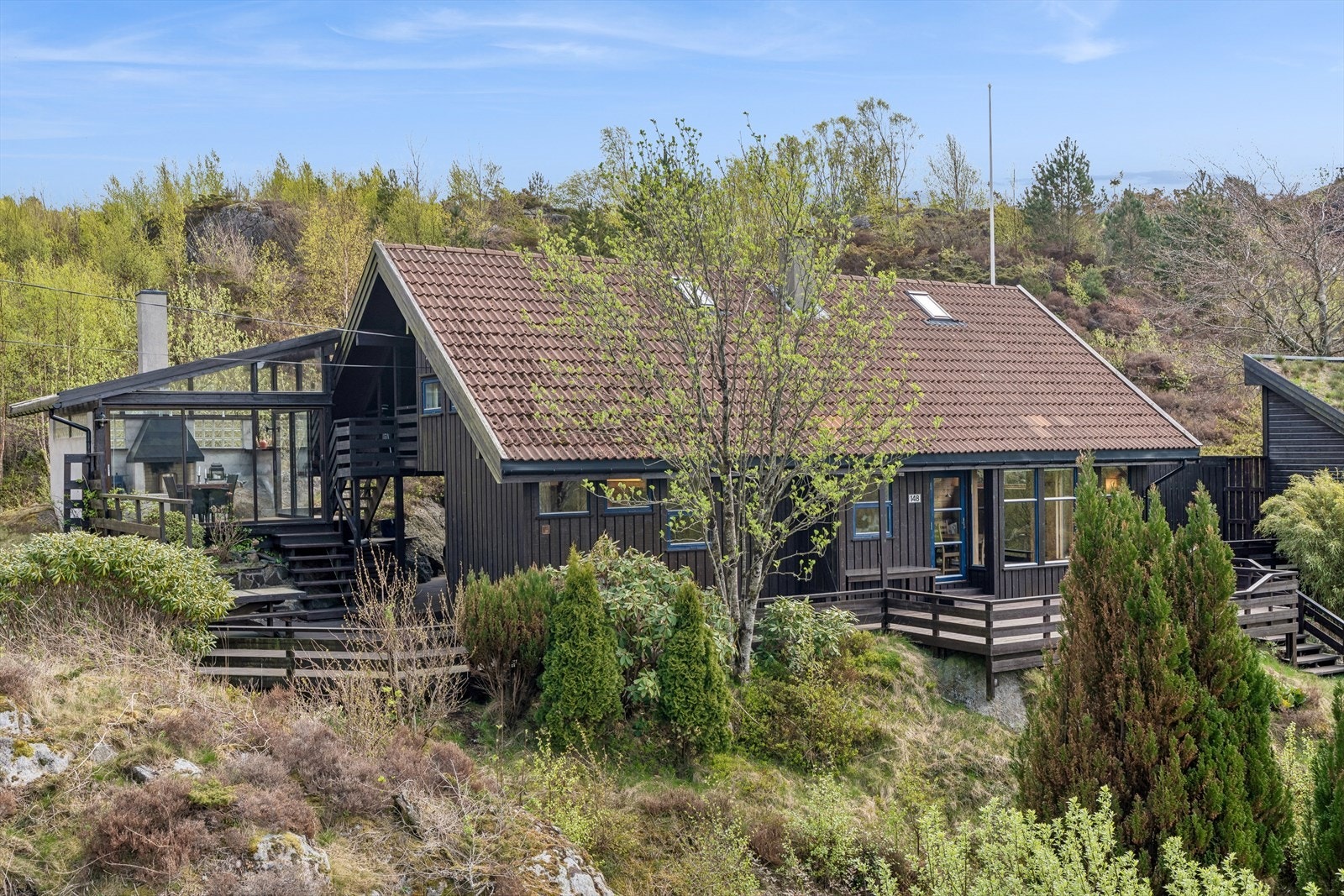 Her lever du livet i pakt med sjøen, omgitt av svaberg og et aktivt øysamfunn. Galleribilde
