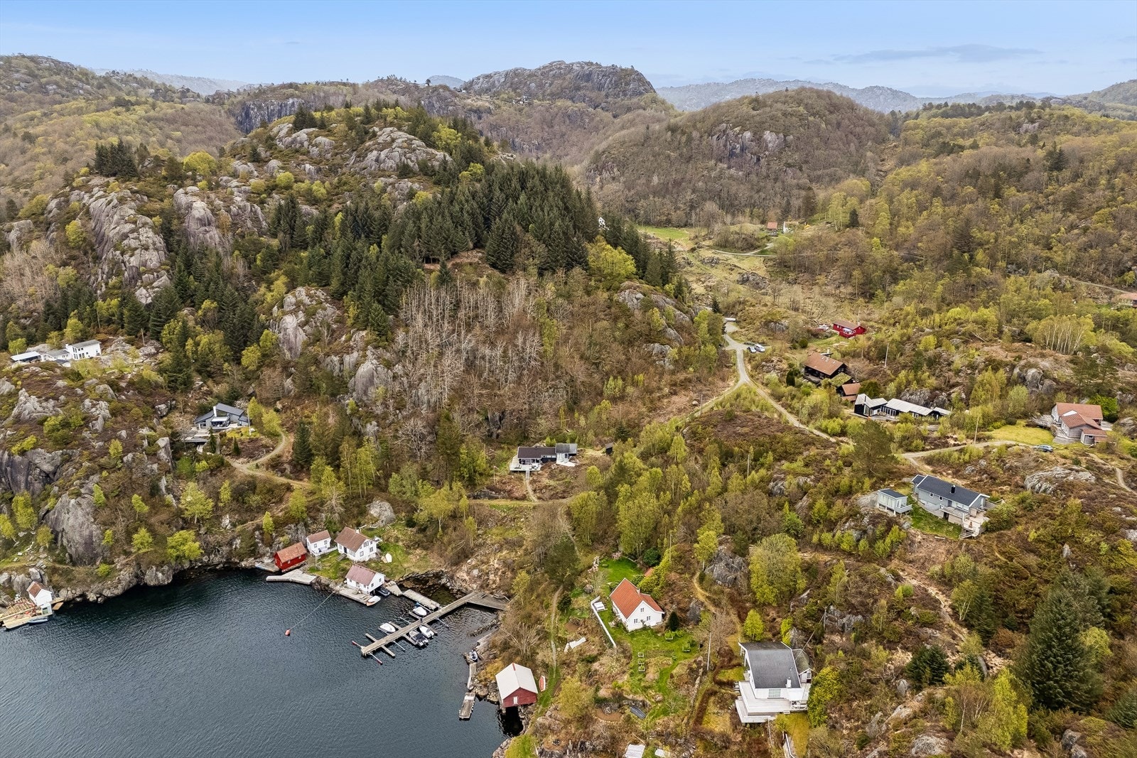 Eiendommen ligger på øya Hidra/Rasvåg, en levende kystperle i Flekkefjords skjærgård. Galleribilde