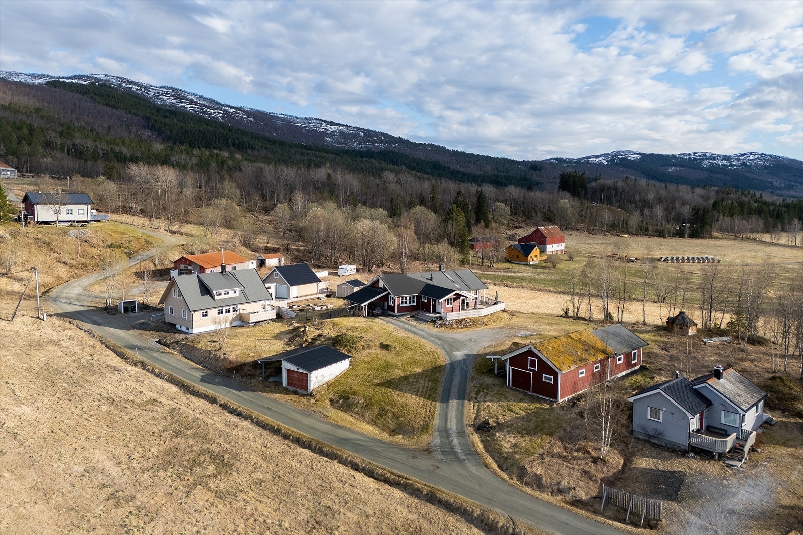 Landlig eiendom i Valnesfjord - ca. 3,45 mål tomt, romslig bolig, stor terrasse, stall/uthus og gode bruksmuligheter Galleribilde
