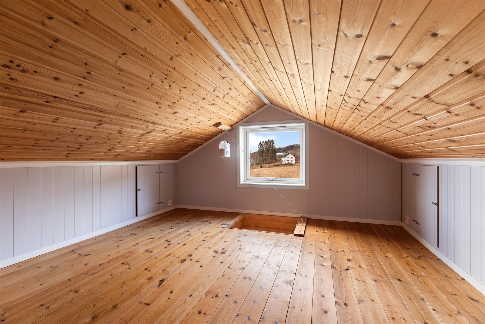 Loftsrom over tilbygget - gulvflate ca. 15 m², med takhøyde under 1,90 m Galleribilde