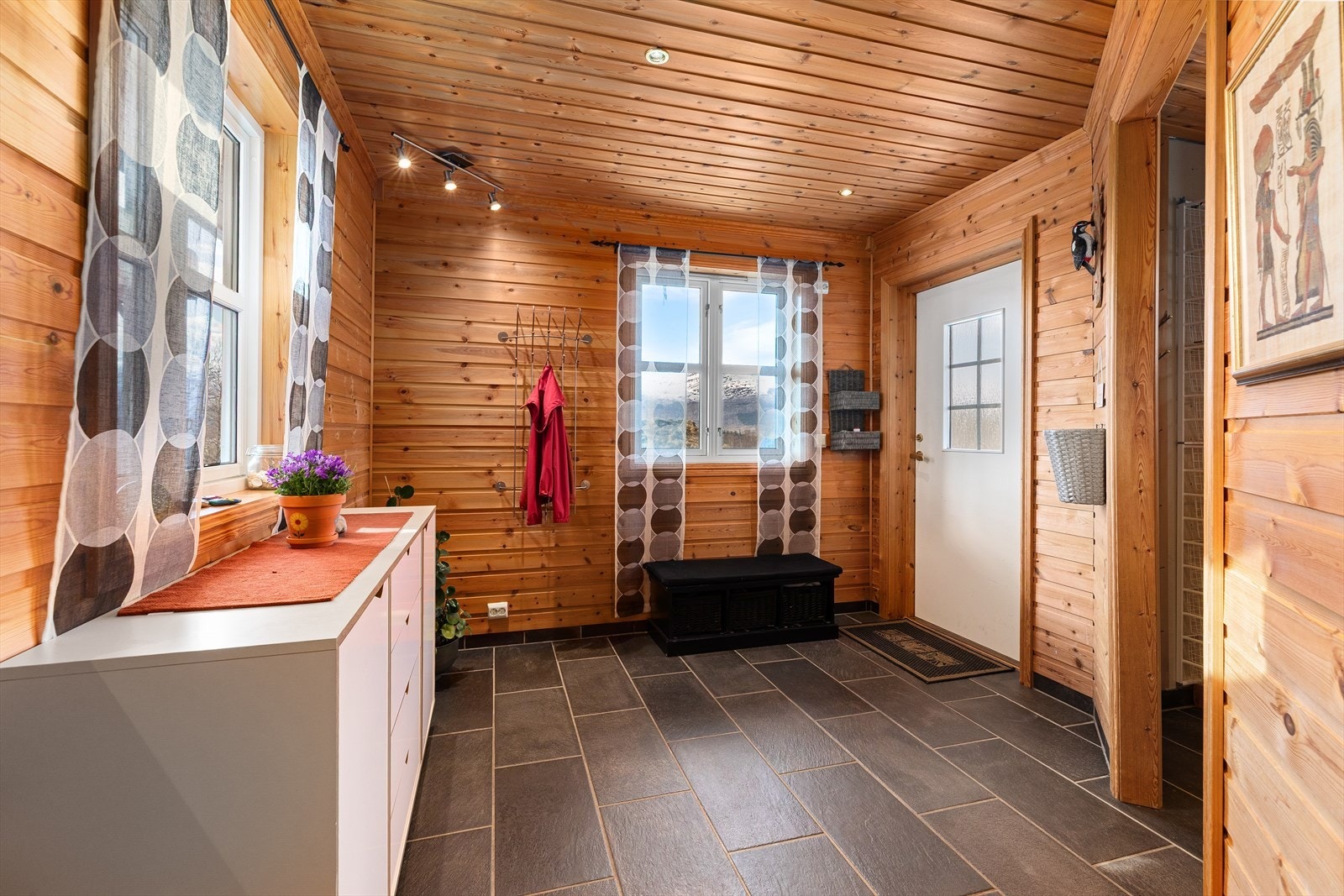 Romslig gang med garderobe Galleribilde